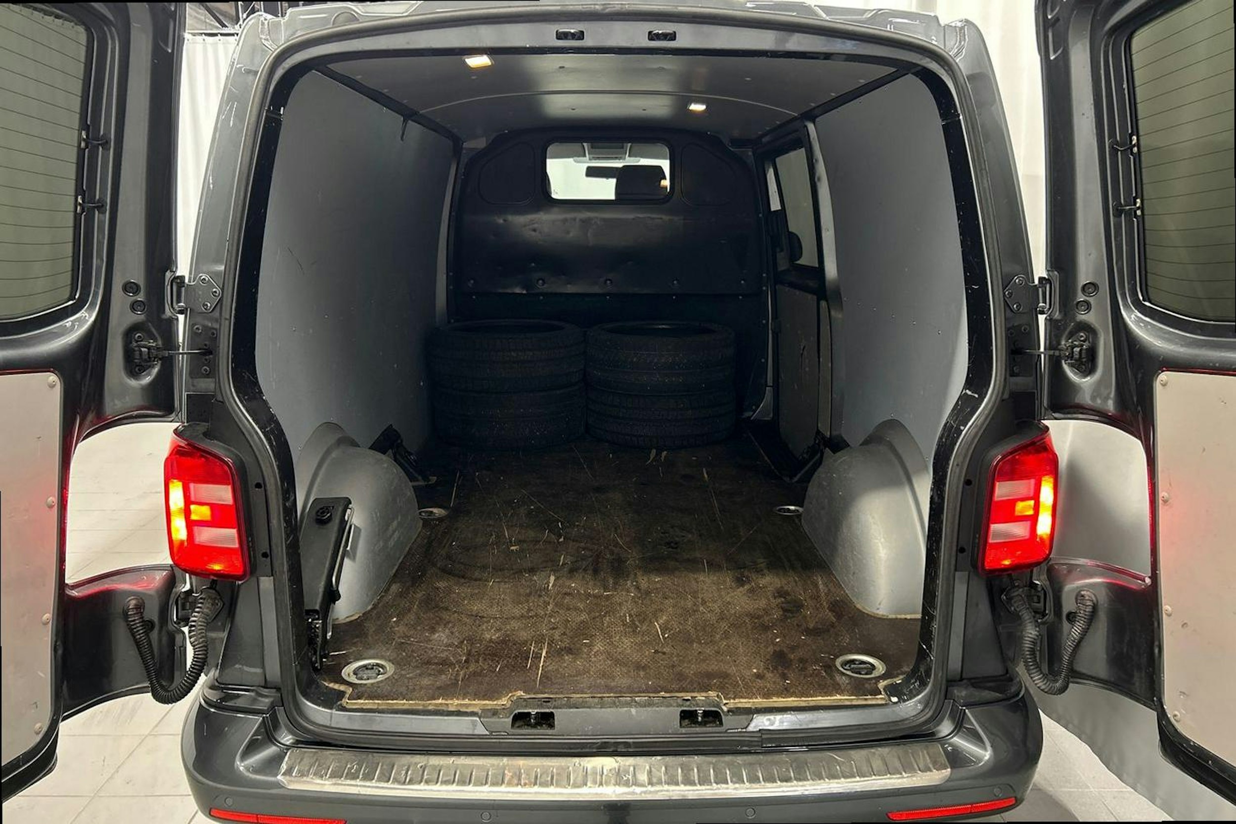 harmaa Volkswagen Transporter 2017 kuva 10.