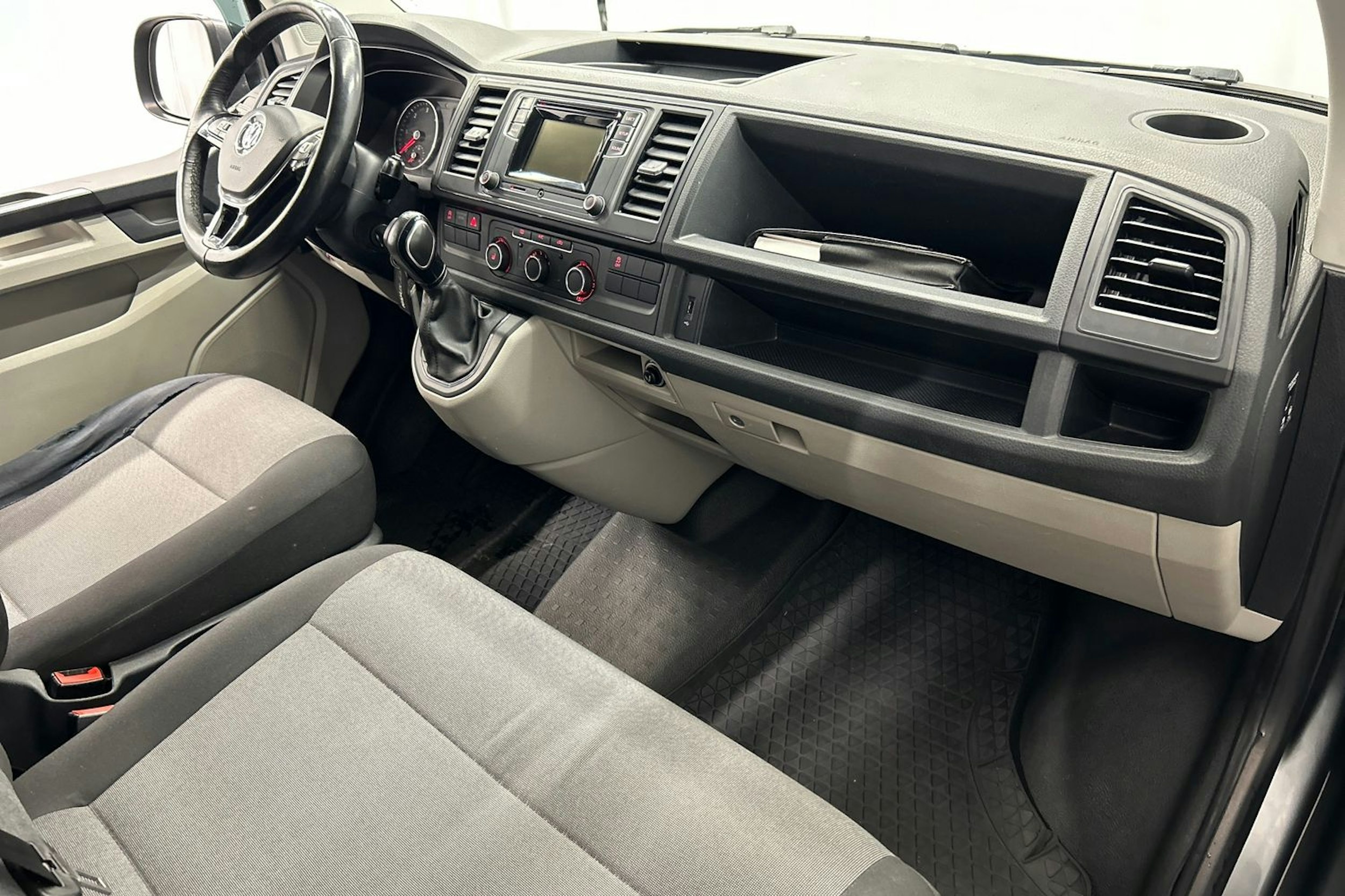 harmaa Volkswagen Transporter 2017 kuva 15.