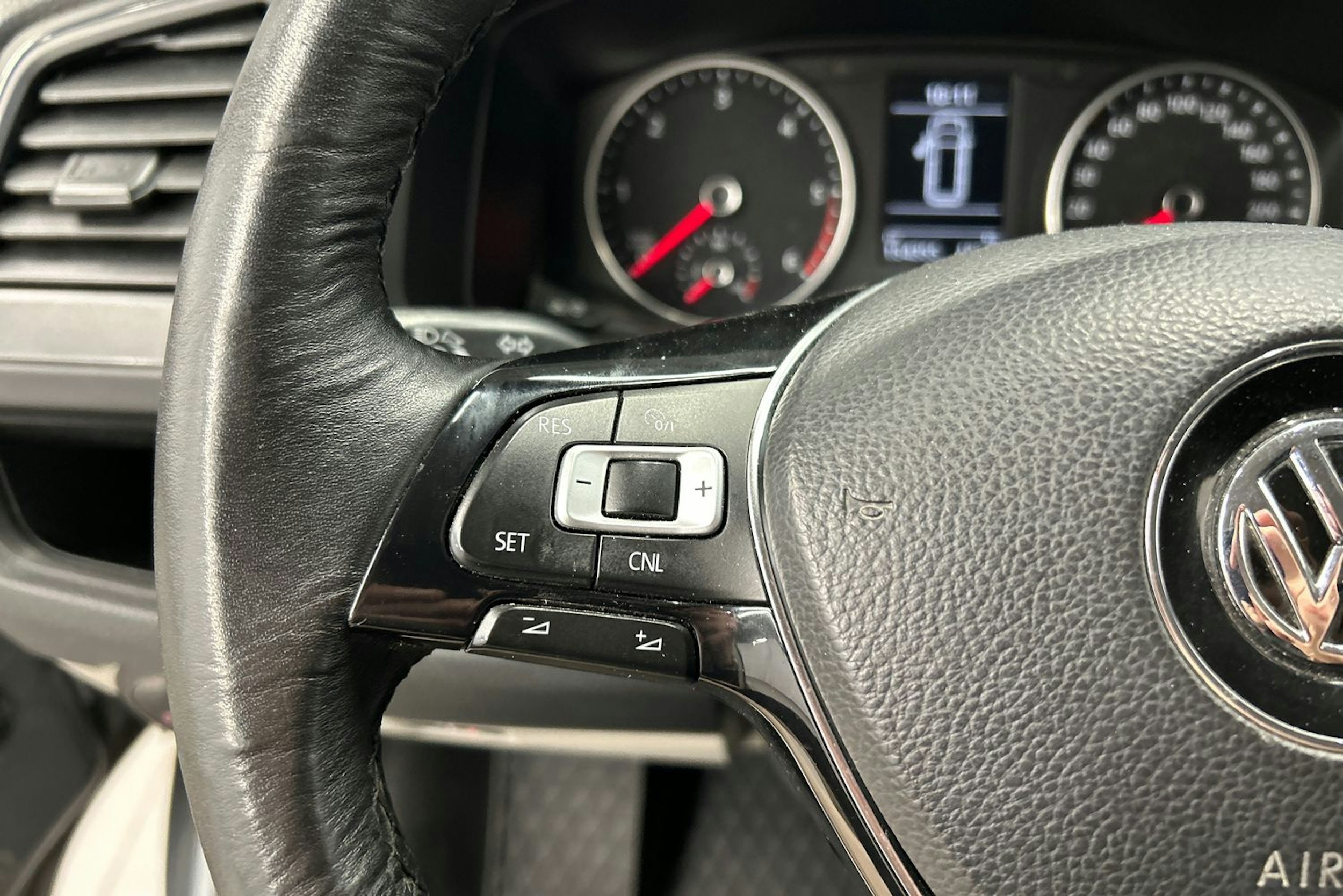 harmaa Volkswagen Transporter 2017 kuva 17.