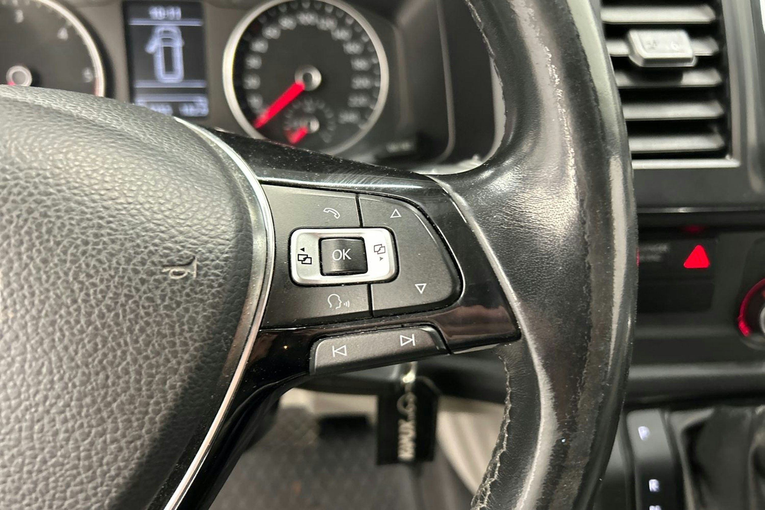 harmaa Volkswagen Transporter 2017 kuva 18.