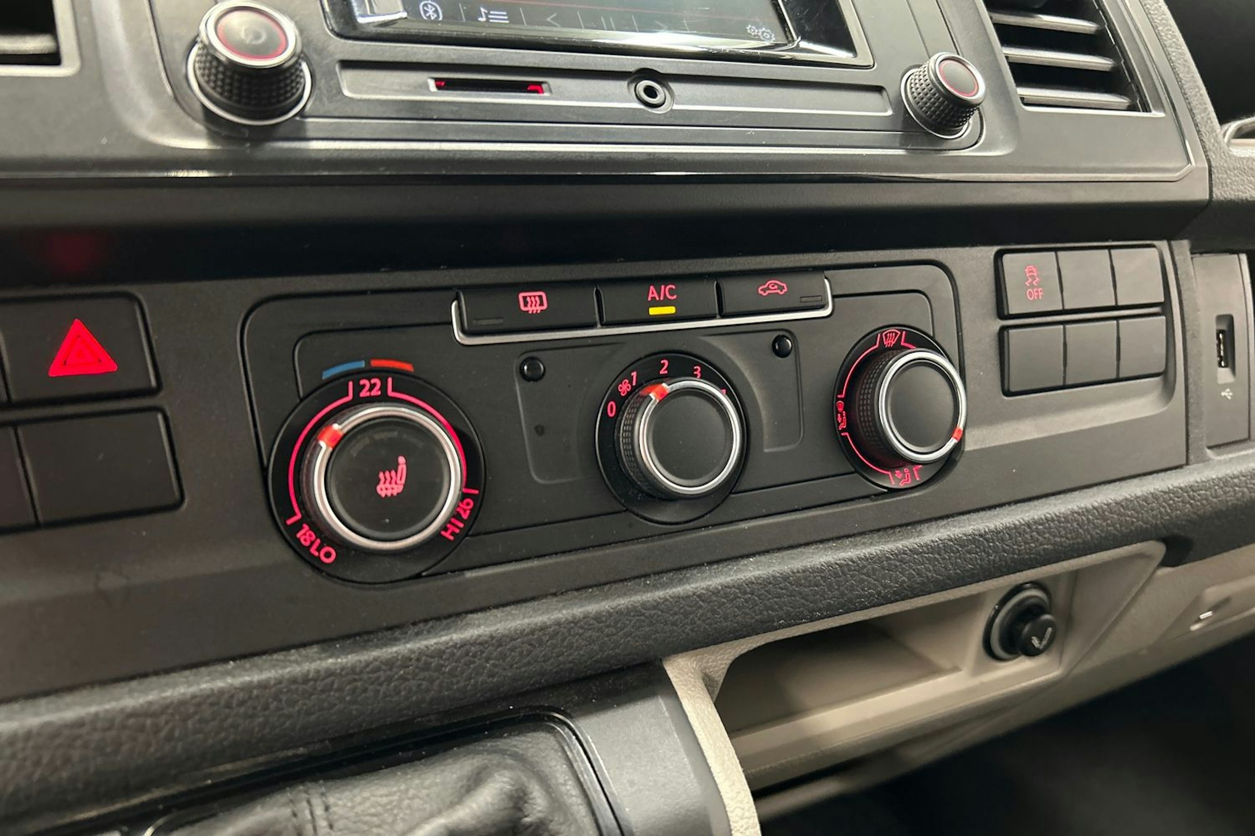 harmaa Volkswagen Transporter 2017 kuva 21.