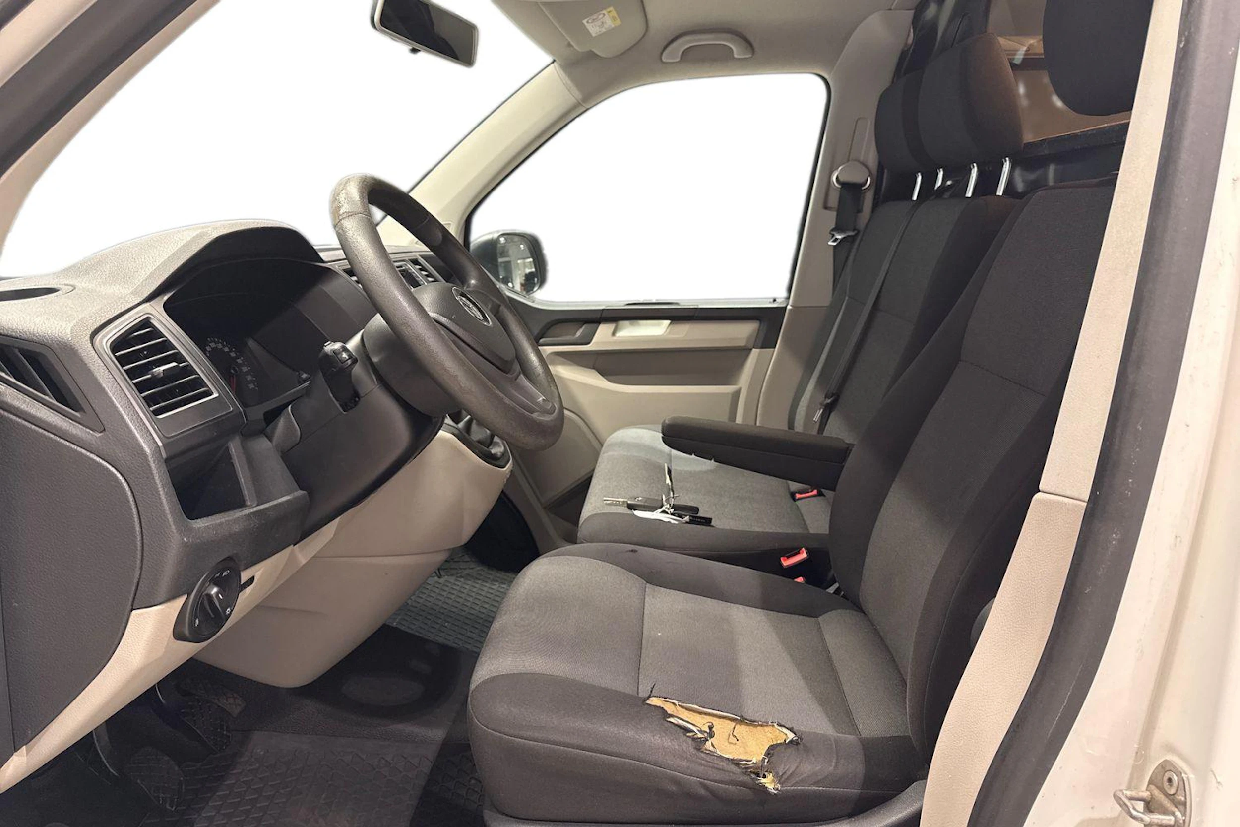 Valkoinen Volkswagen Transporter 2017 kuva 9.
