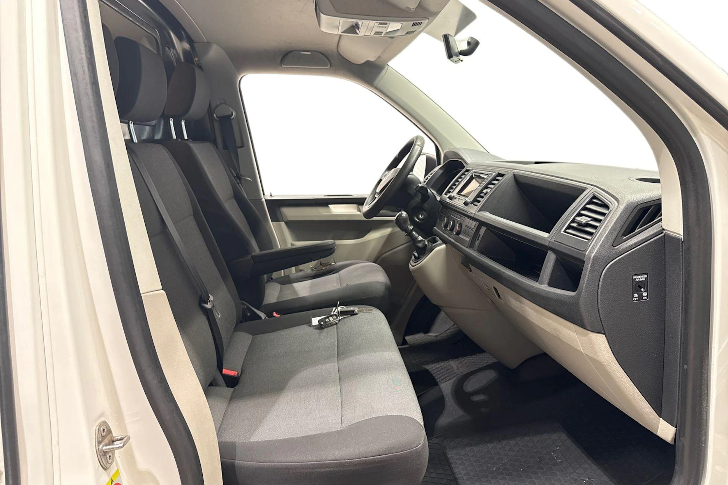 Valkoinen Volkswagen Transporter 2017 kuva 11.