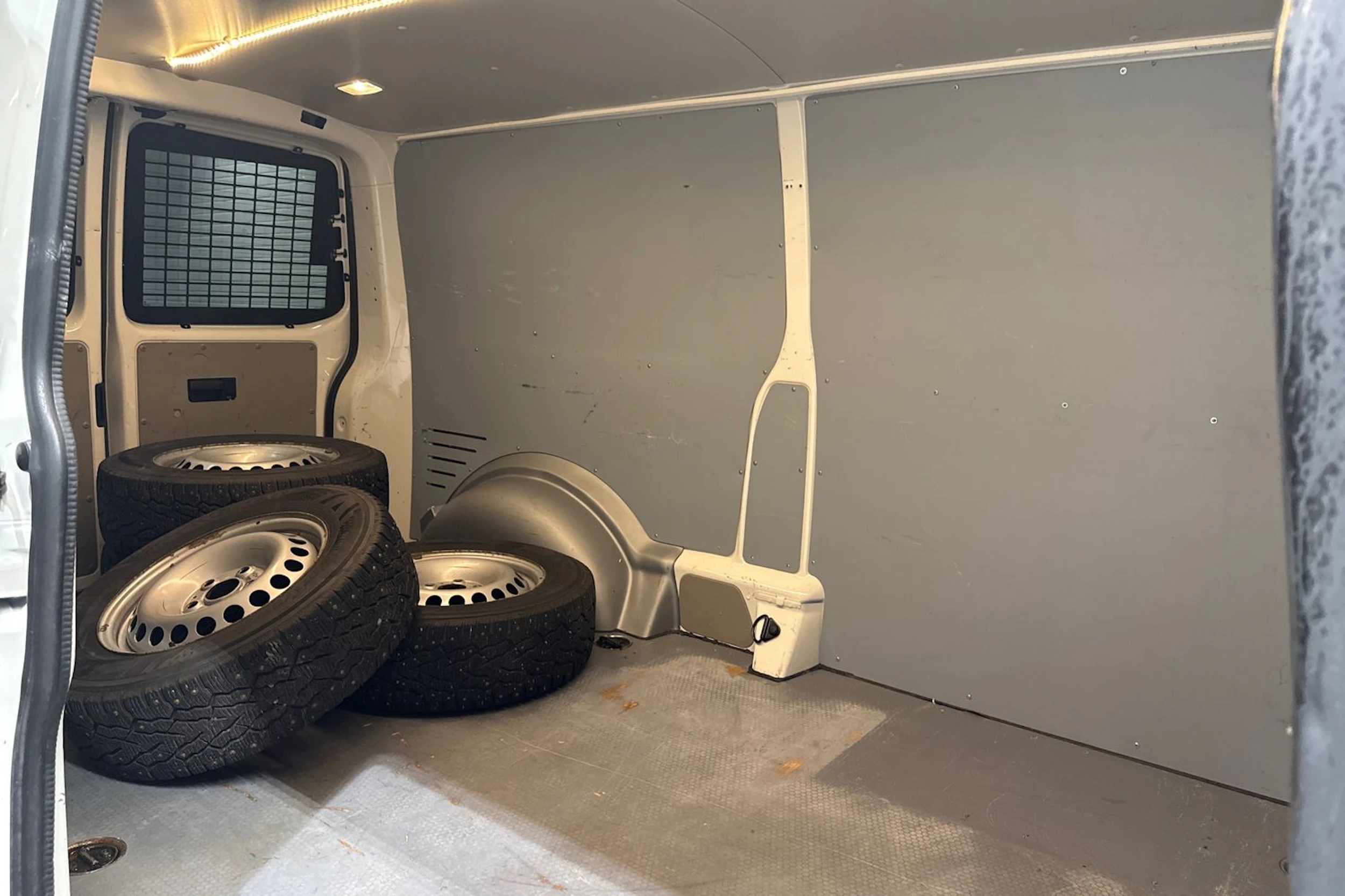 Valkoinen Volkswagen Transporter 2017 kuva 13.