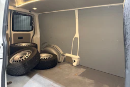 Valkoinen Volkswagen Transporter 2017 kuva 13.