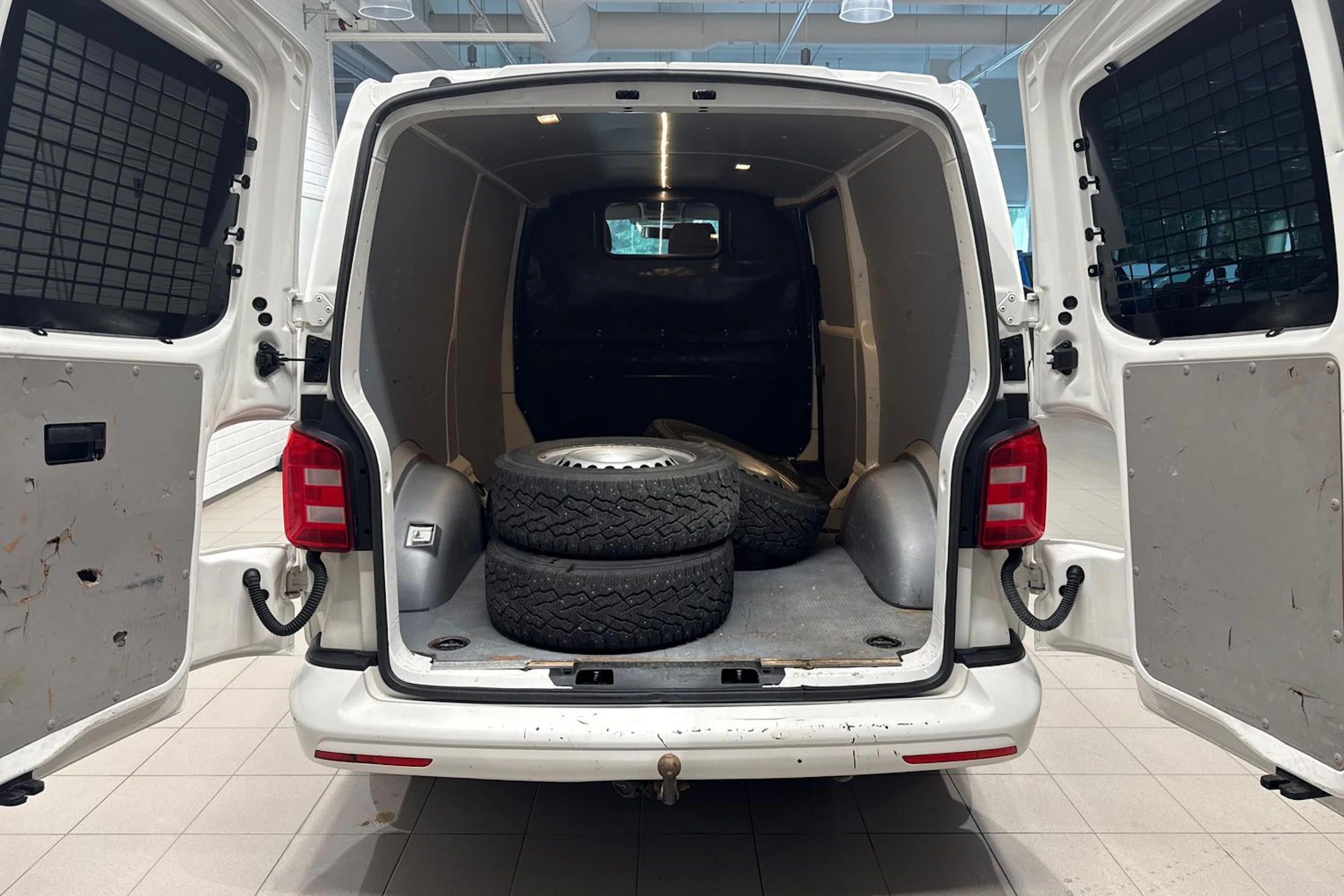Valkoinen Volkswagen Transporter 2017 kuva 15.