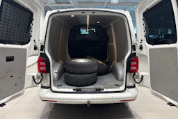 Valkoinen Volkswagen Transporter 2017 kuva 15.