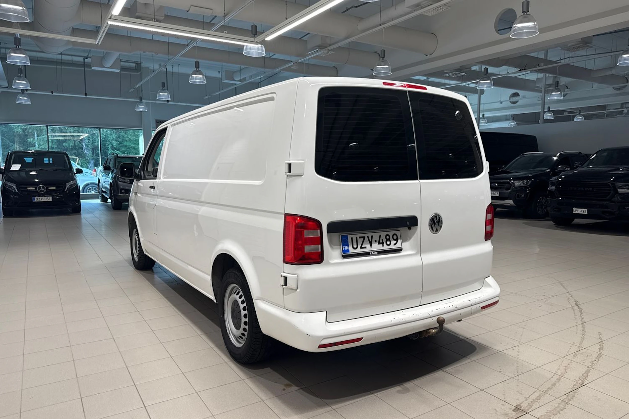 Valkoinen Volkswagen Transporter 2017 kuva 16.