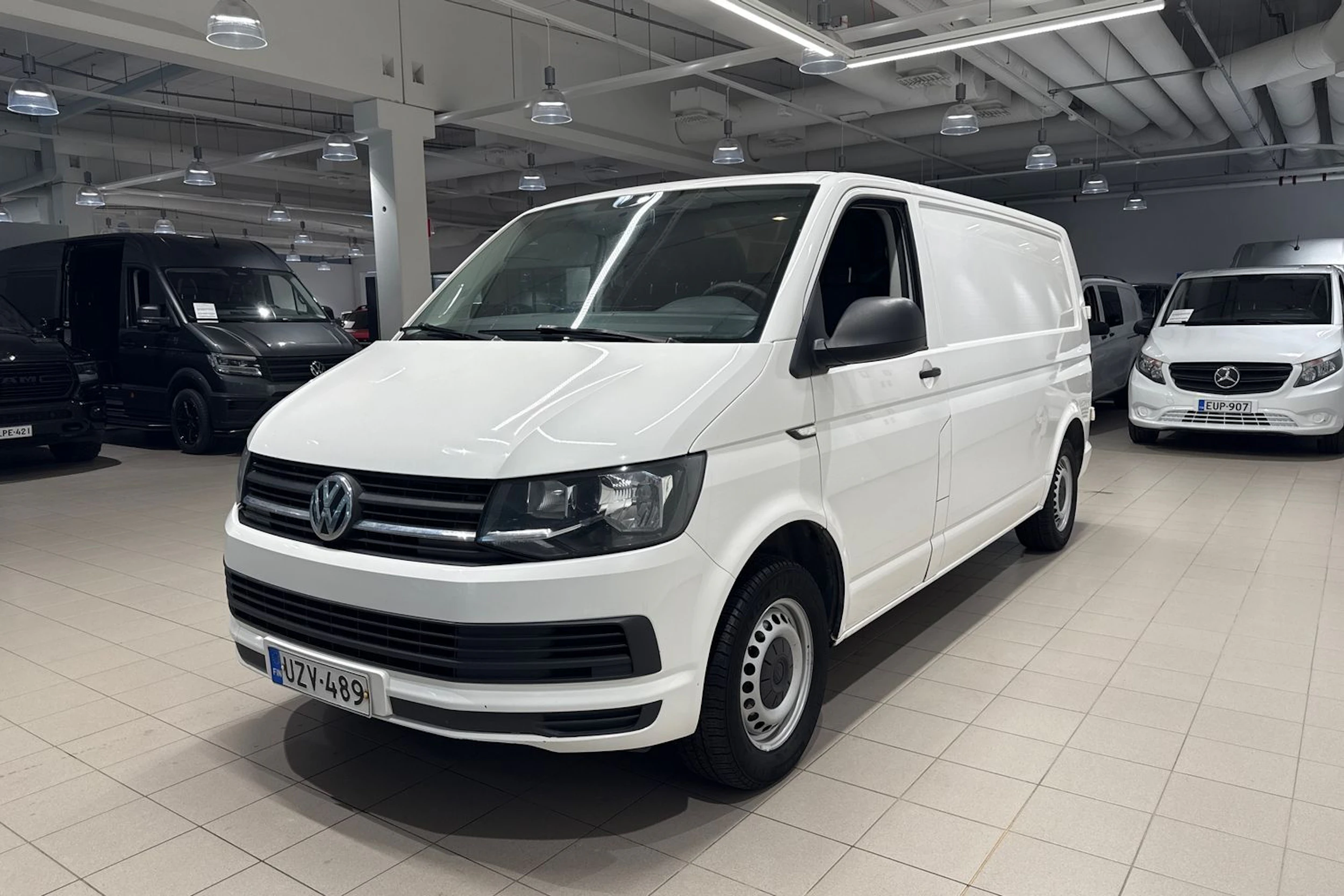 Valkoinen Volkswagen Transporter 2017 kuva 17.