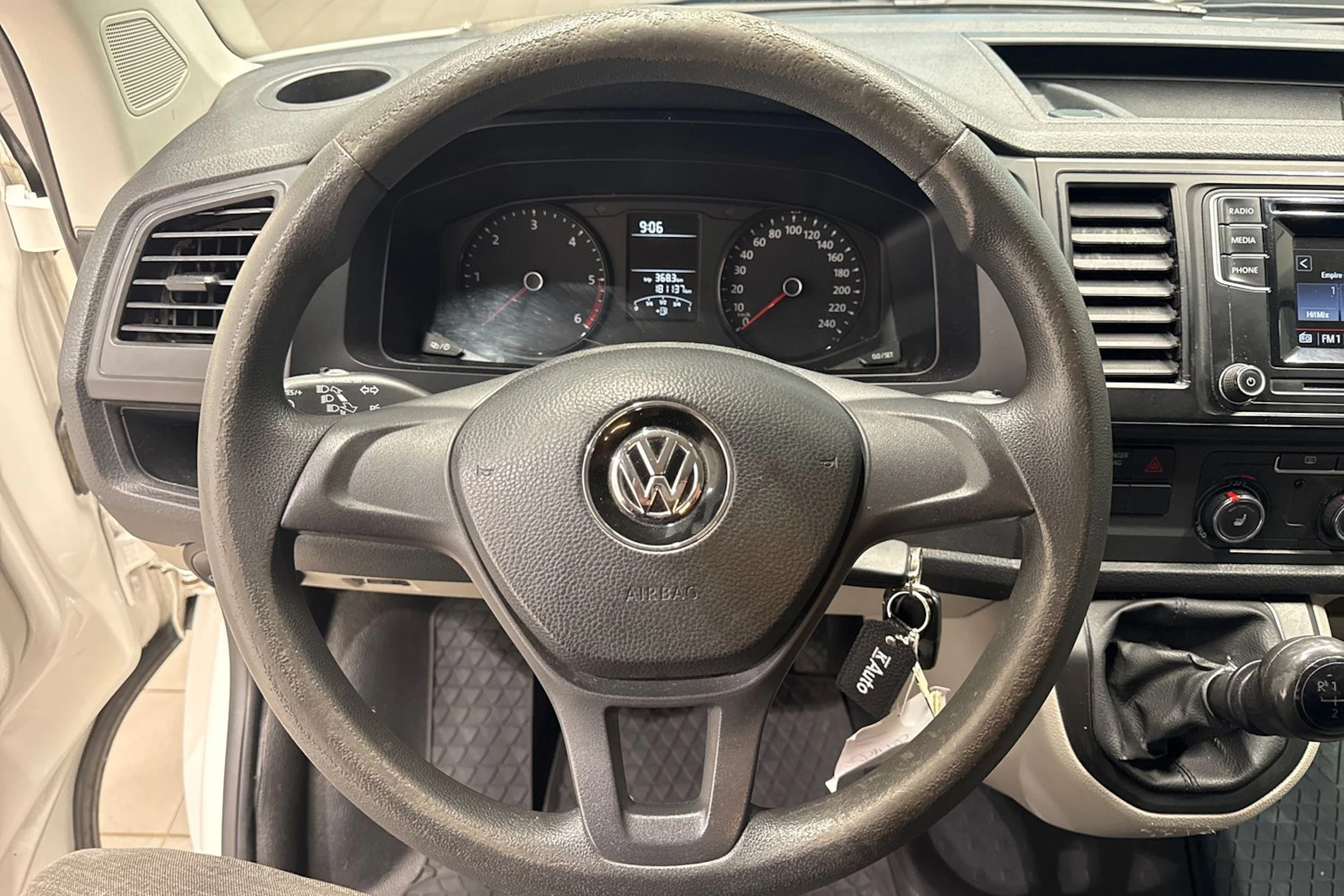 Valkoinen Volkswagen Transporter 2017 kuva 18.