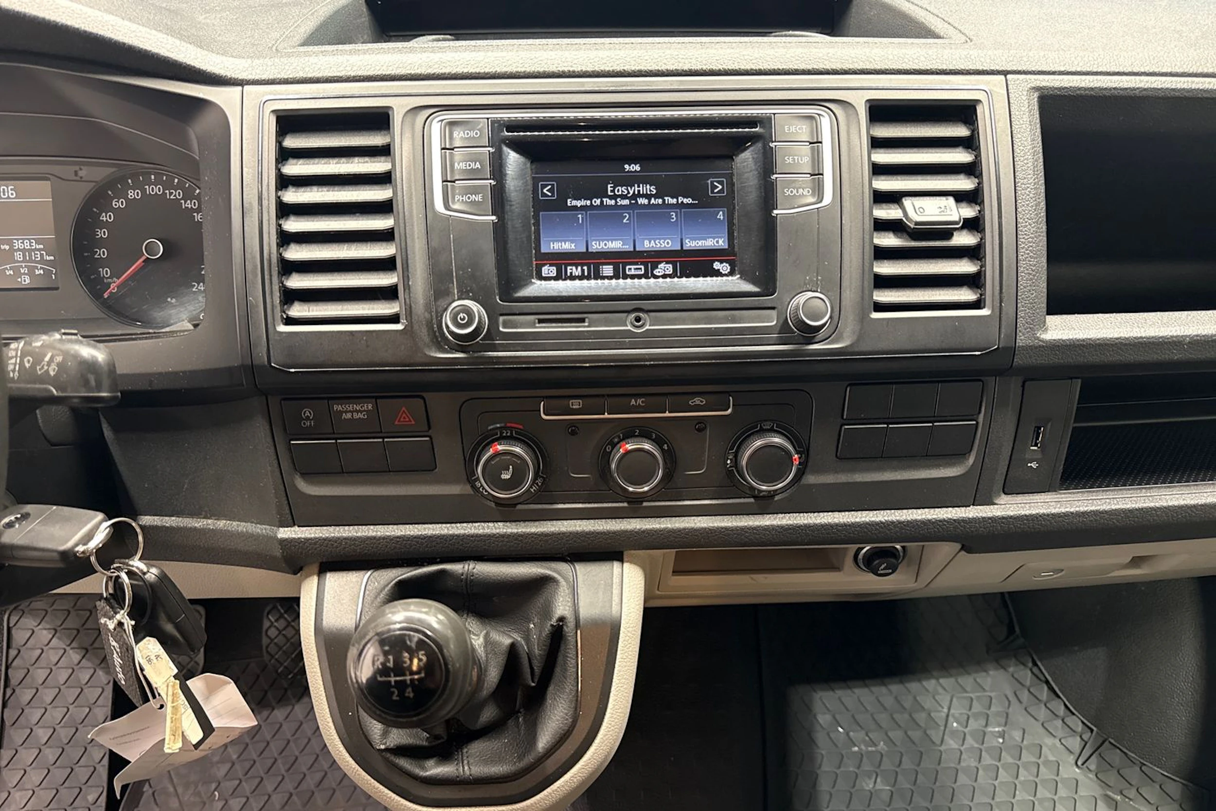 Valkoinen Volkswagen Transporter 2017 kuva 20.