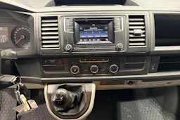 Valkoinen Volkswagen Transporter 2017 kuva 20.