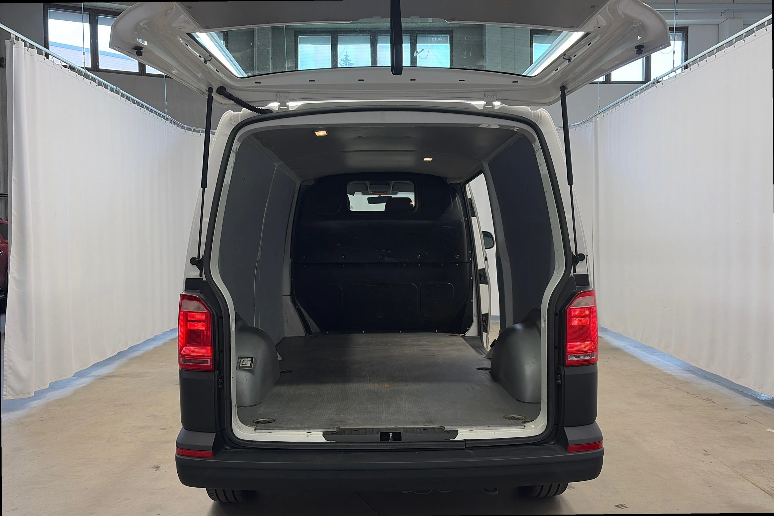 valkoinen Volkswagen Transporter 2017 kuva 8.
