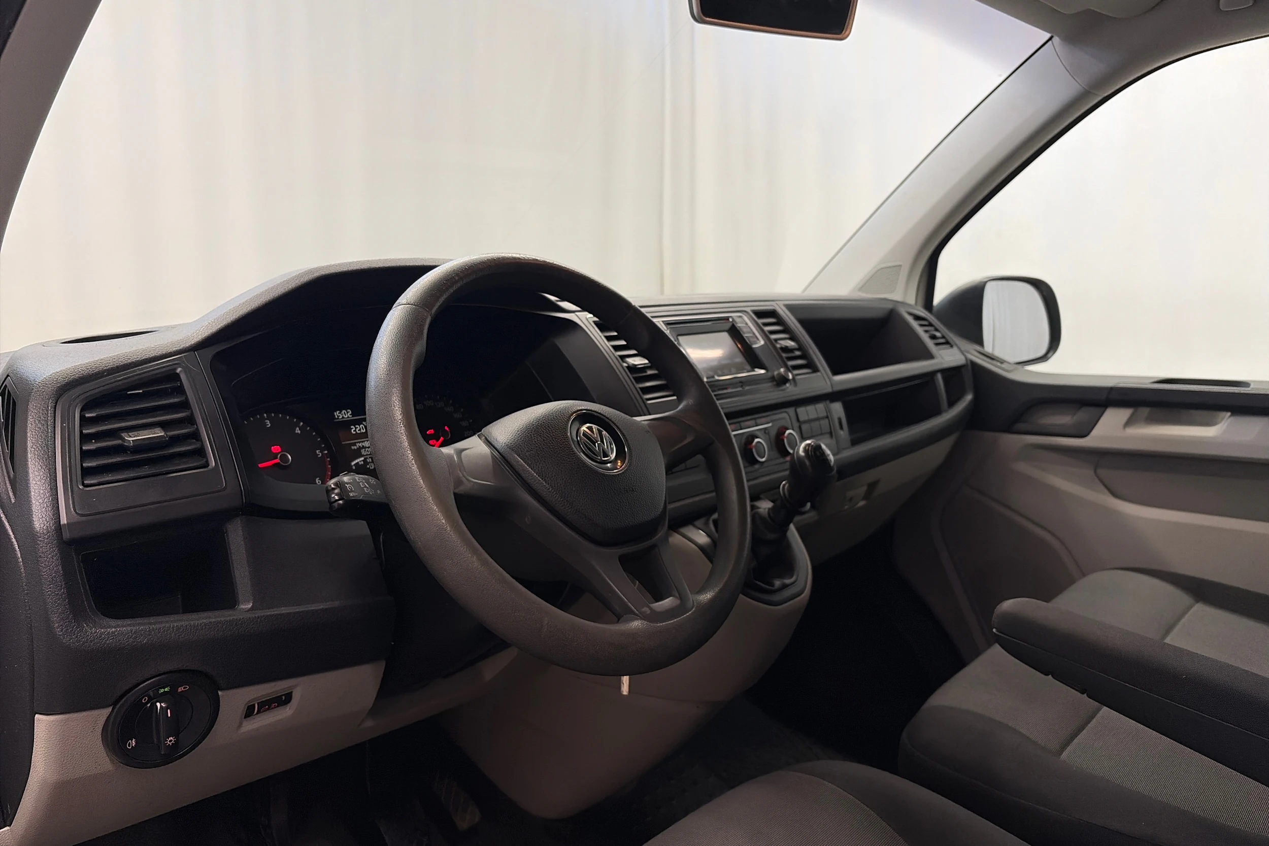 valkoinen Volkswagen Transporter 2017 kuva 11.