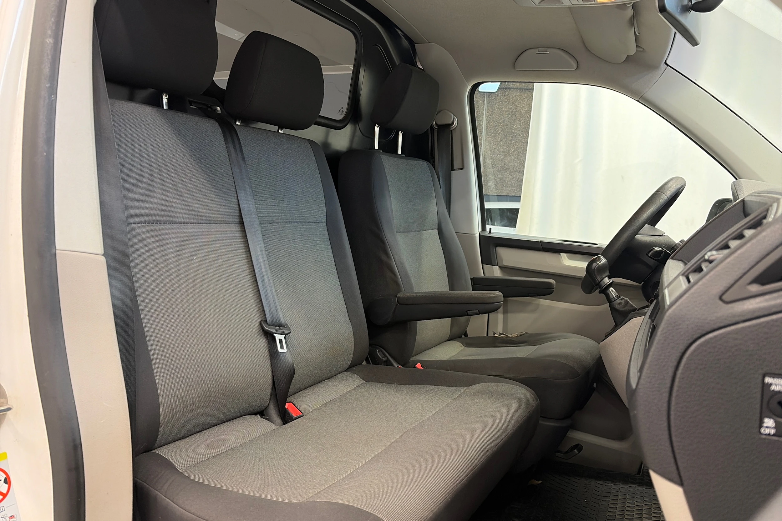 valkoinen Volkswagen Transporter 2017 kuva 12.