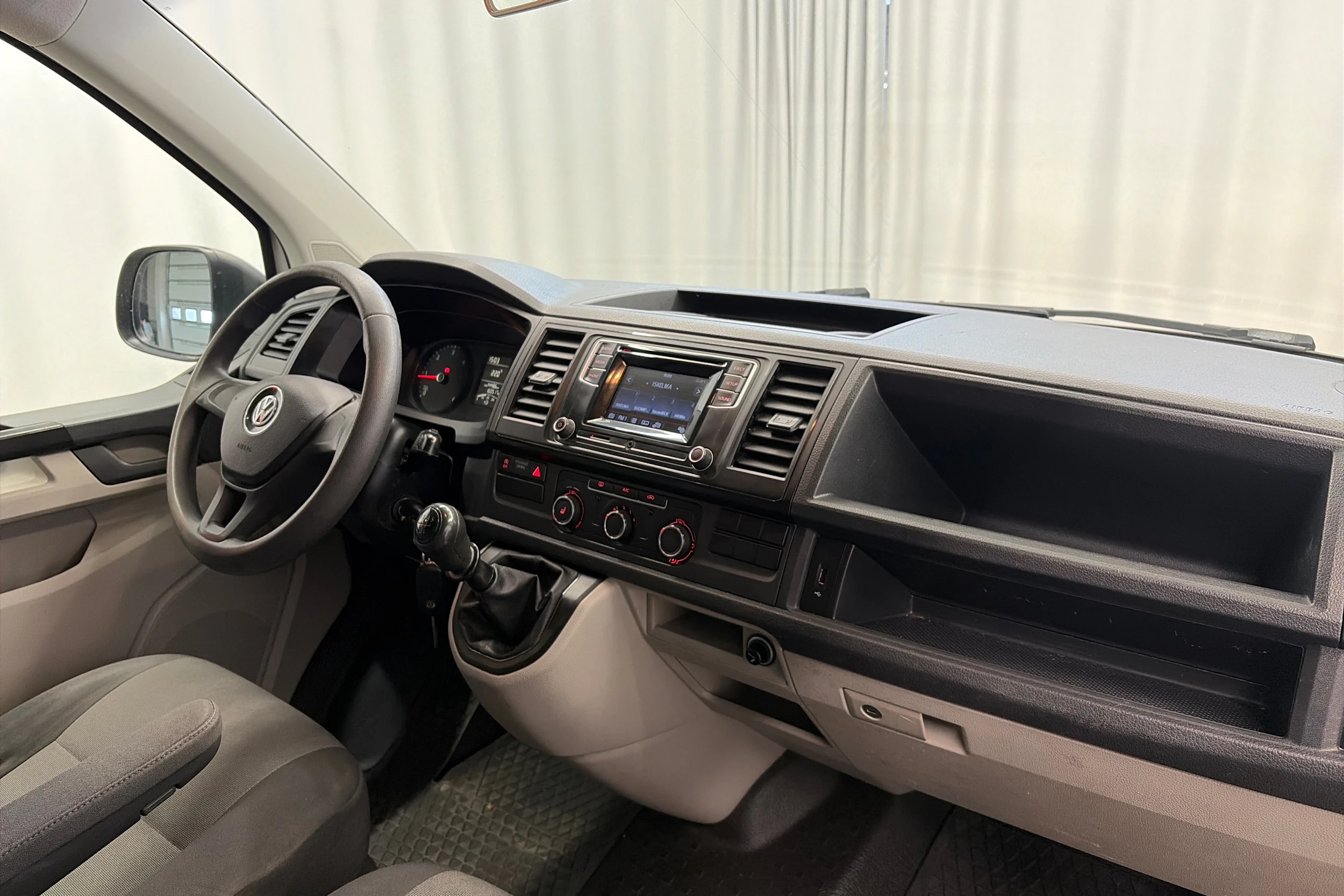 valkoinen Volkswagen Transporter 2017 kuva 13.