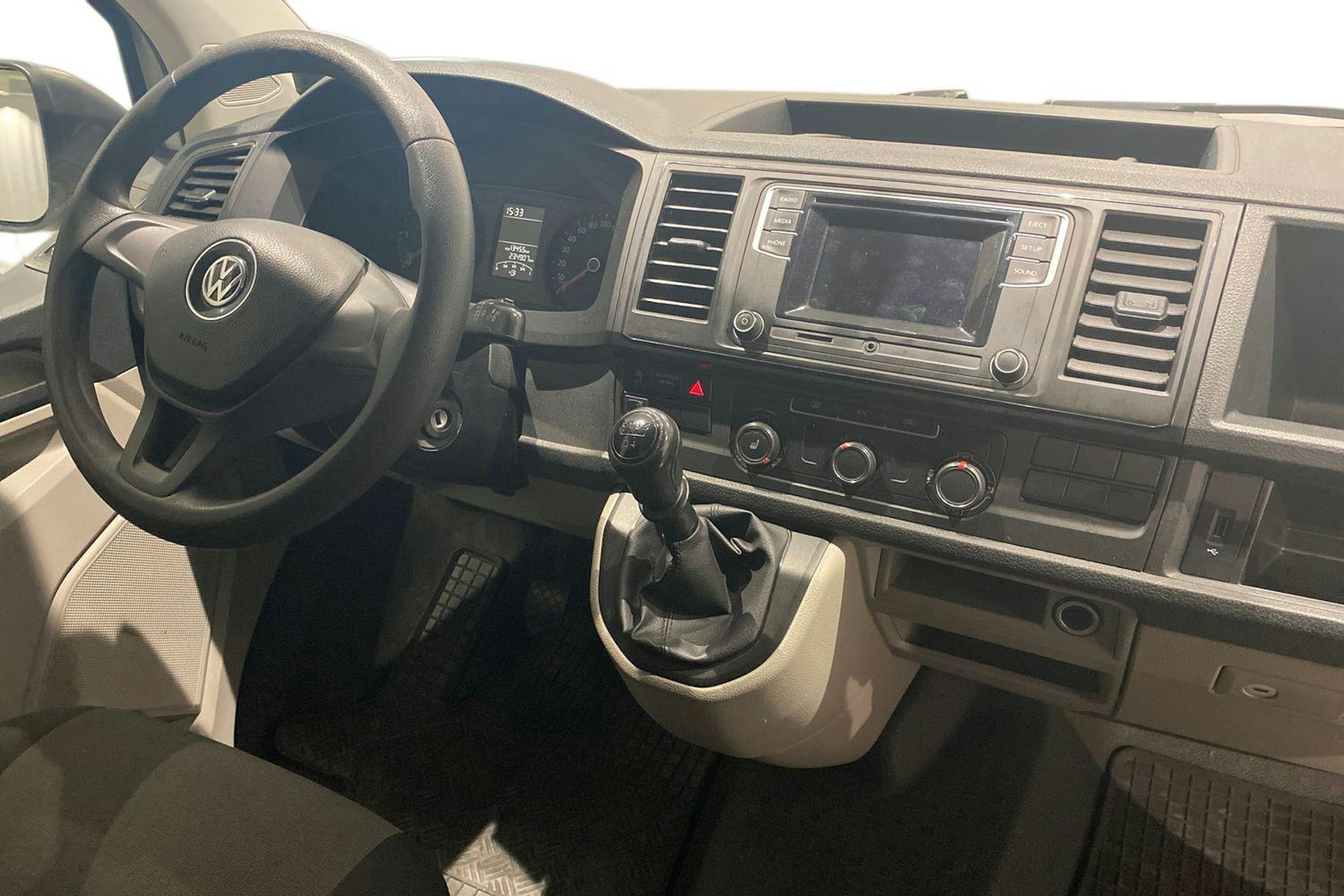 valkoinen Volkswagen Transporter 2017 kuva 9.