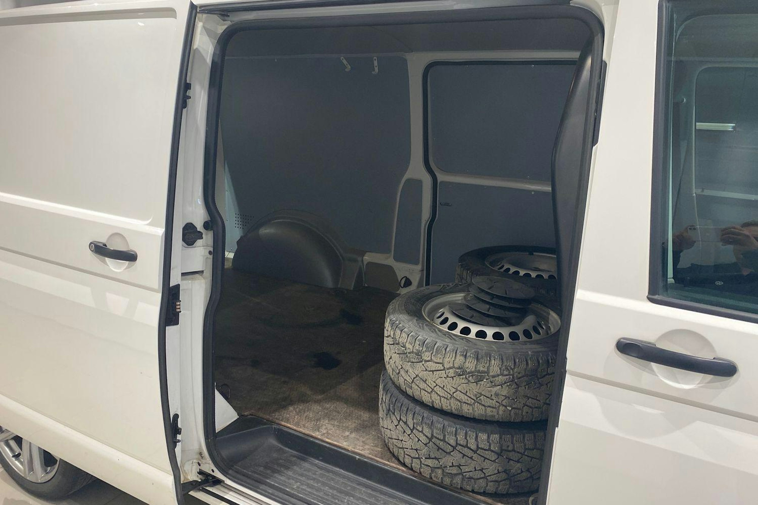 valkoinen Volkswagen Transporter 2017 kuva 10.