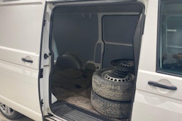 valkoinen Volkswagen Transporter 2017 kuva 10.