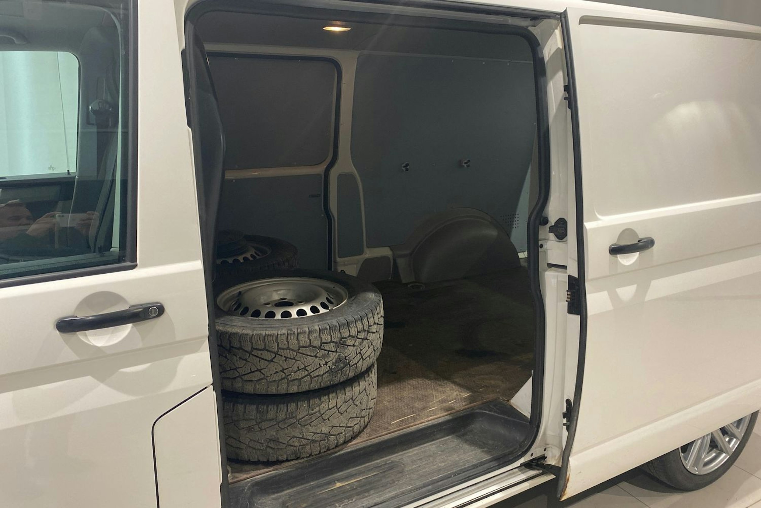 valkoinen Volkswagen Transporter 2017 kuva 13.