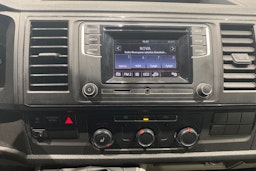 valkoinen Volkswagen Transporter 2017 kuva 16.