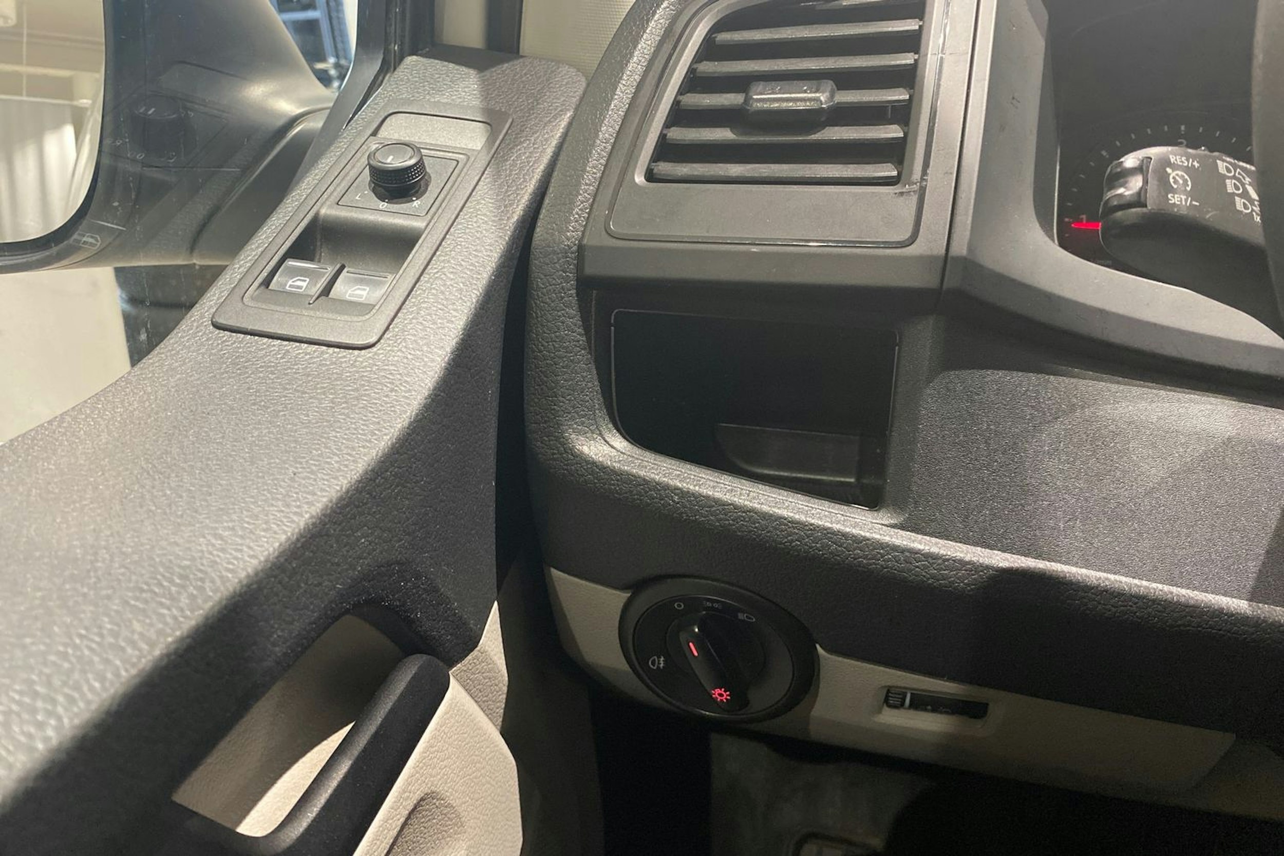valkoinen Volkswagen Transporter 2017 kuva 19.