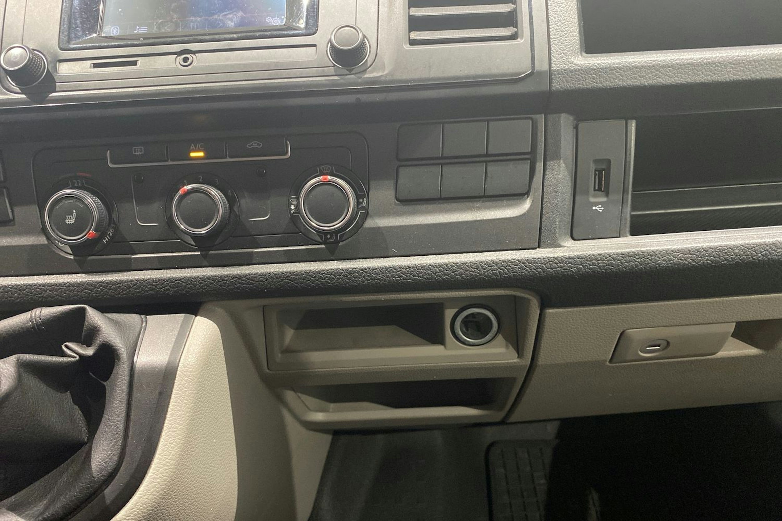 valkoinen Volkswagen Transporter 2017 kuva 22.