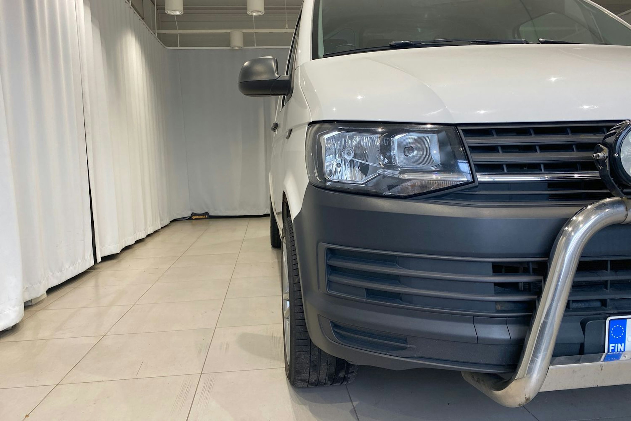 valkoinen Volkswagen Transporter 2017 kuva 26.
