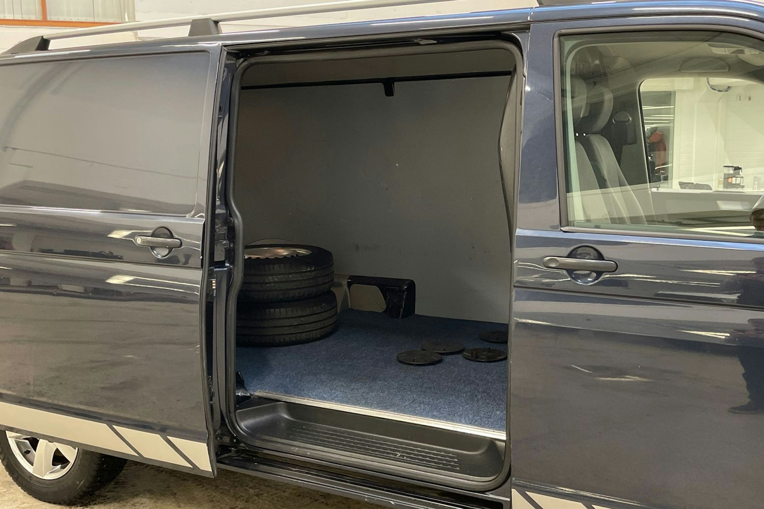 sininen Volkswagen Transporter 2017 kuva 13.