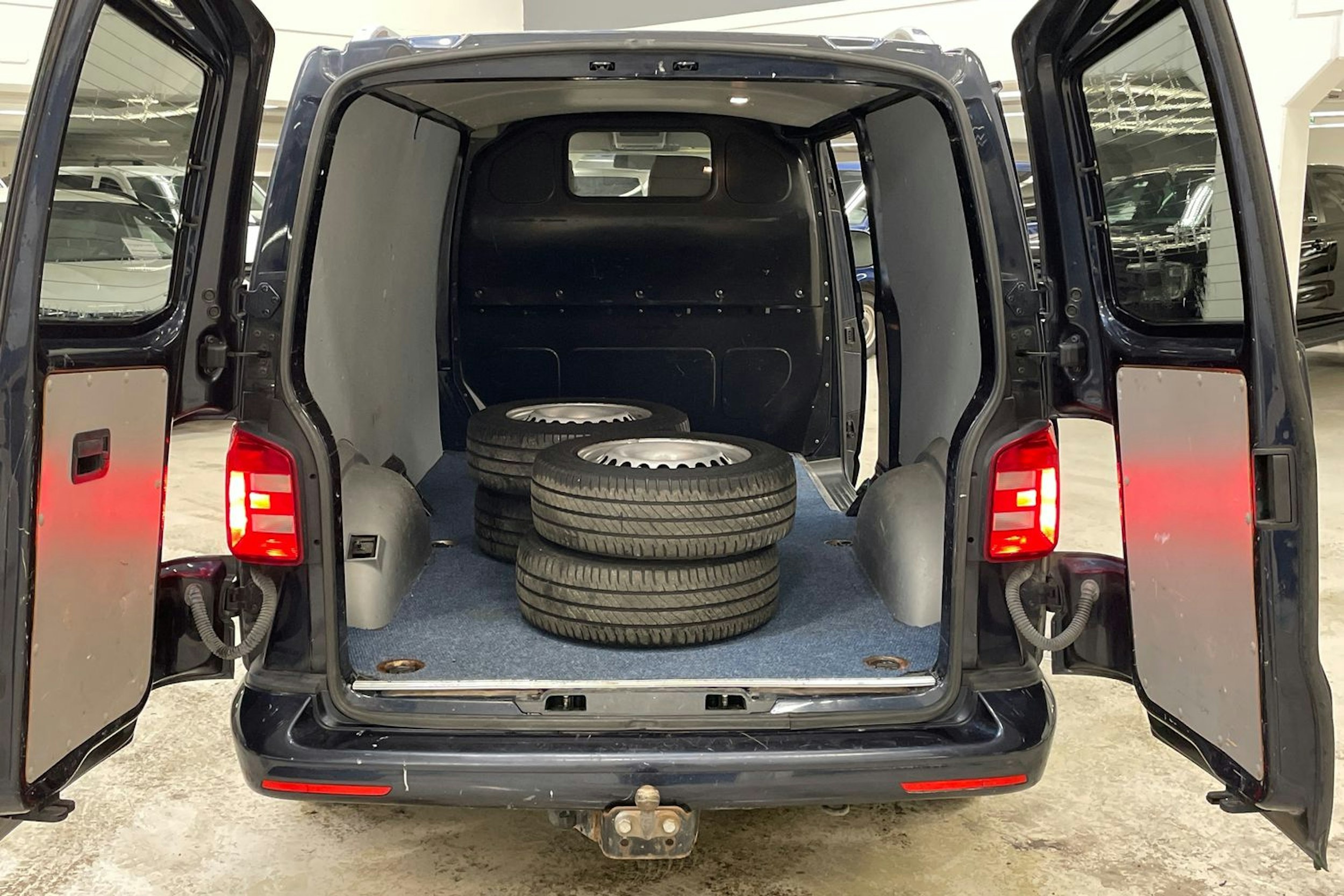 sininen Volkswagen Transporter 2017 kuva 15.