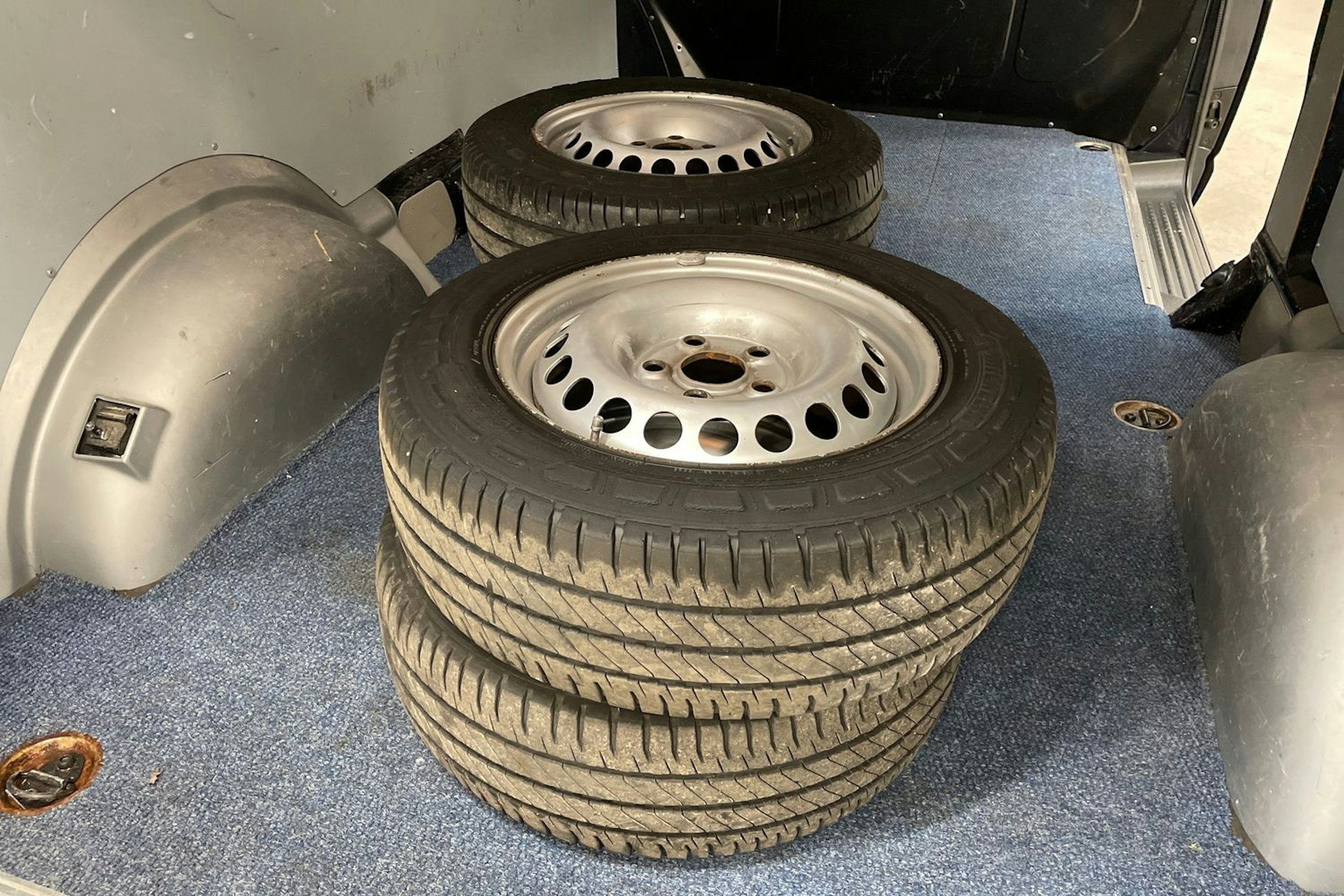 sininen Volkswagen Transporter 2017 kuva 16.