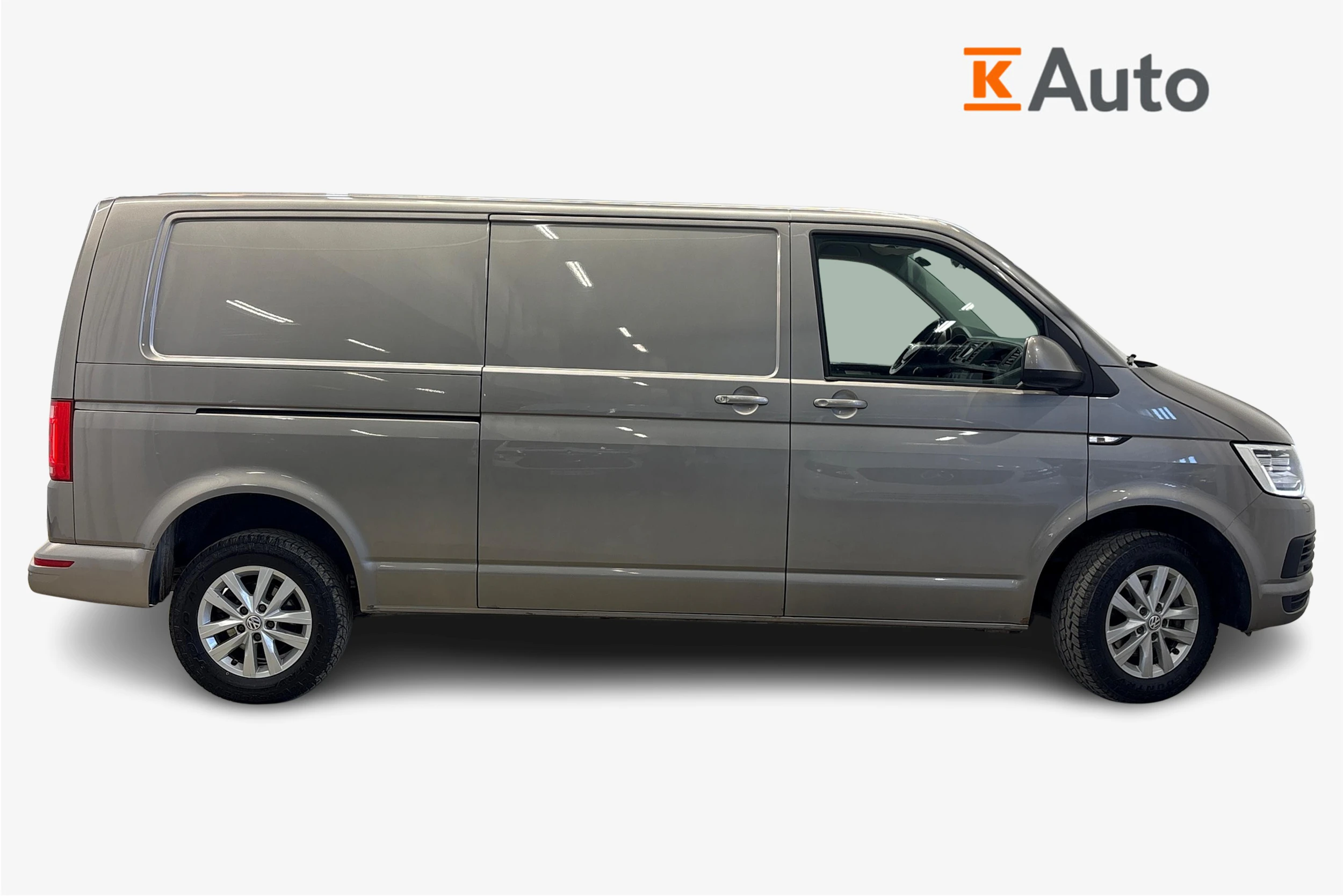 beige Volkswagen Transporter 2017 kuva 5.