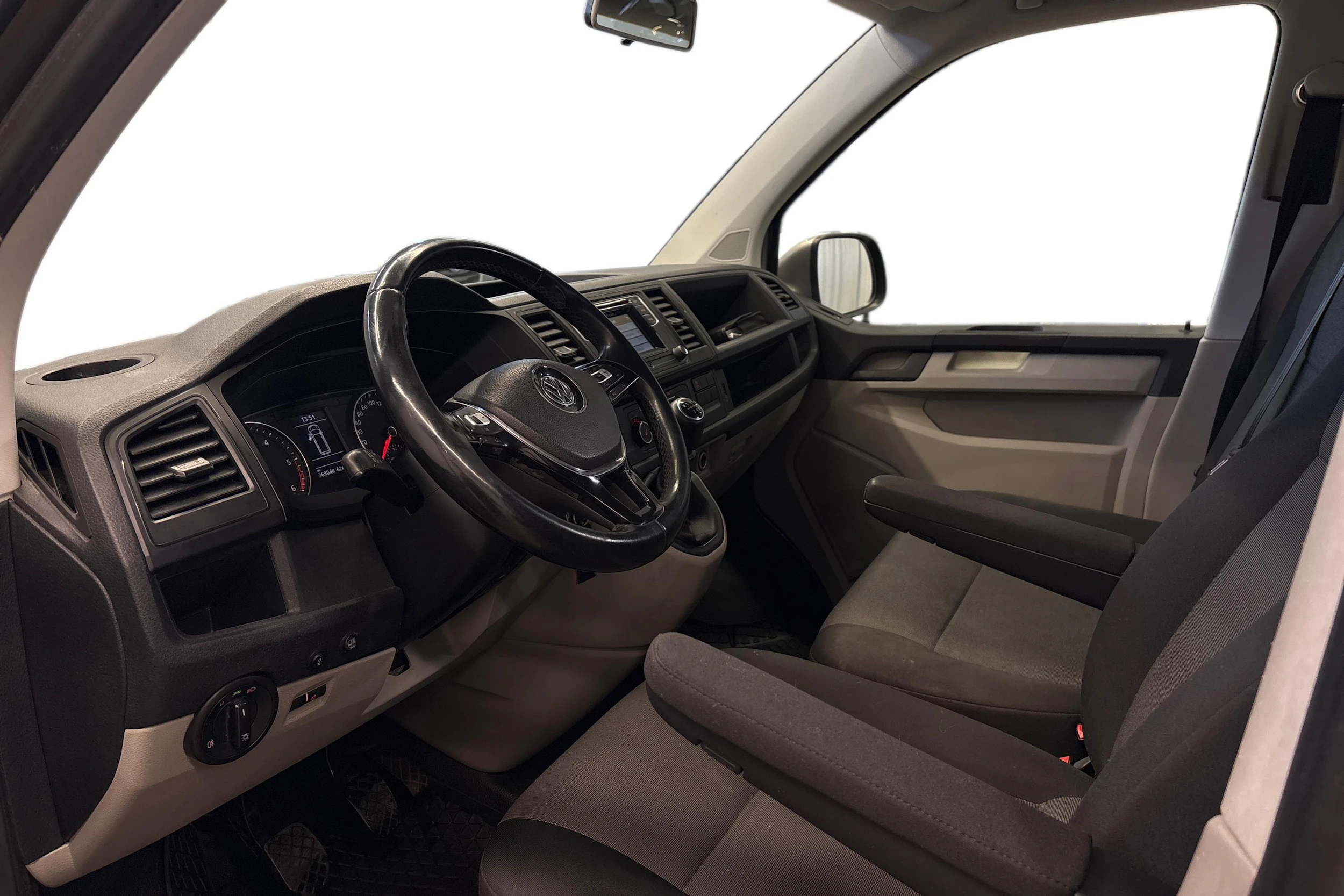 beige Volkswagen Transporter 2017 kuva 6.