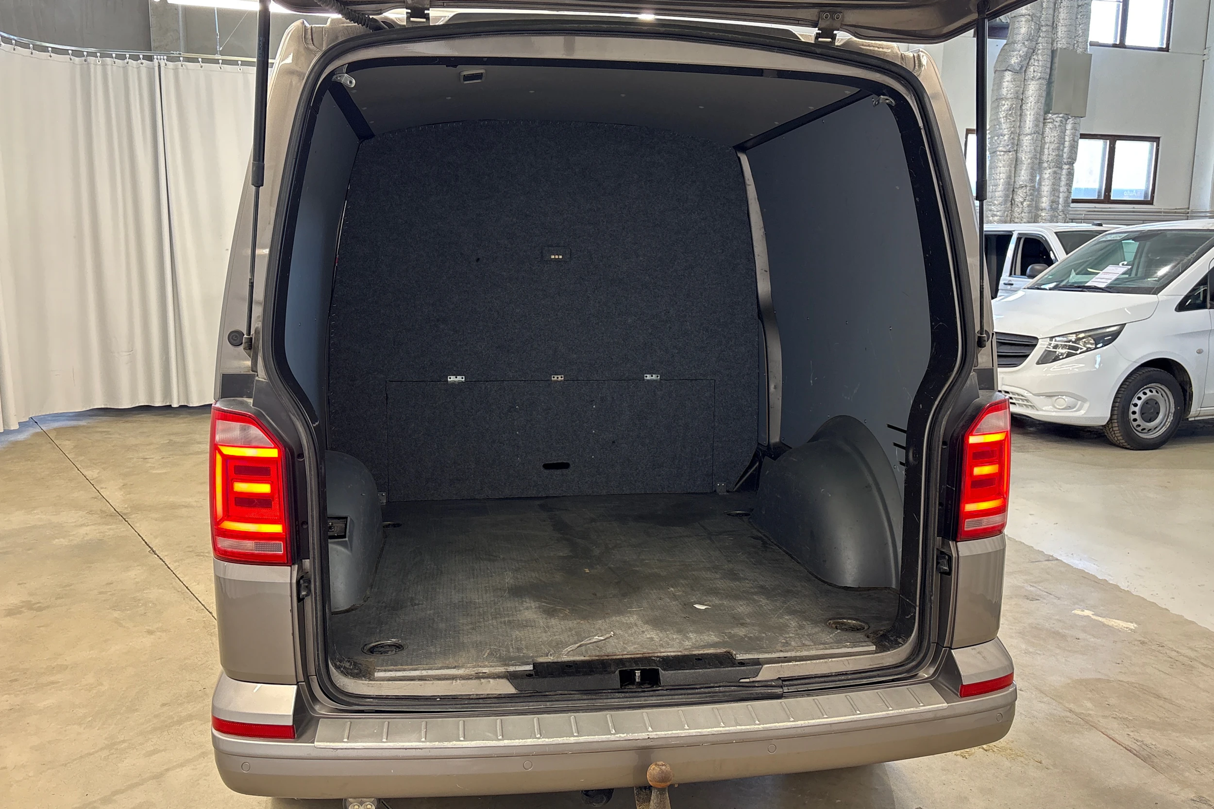 beige Volkswagen Transporter 2017 kuva 10.