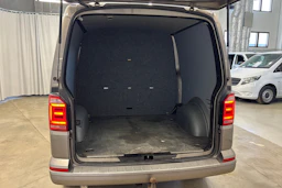 beige Volkswagen Transporter 2017 kuva 10.