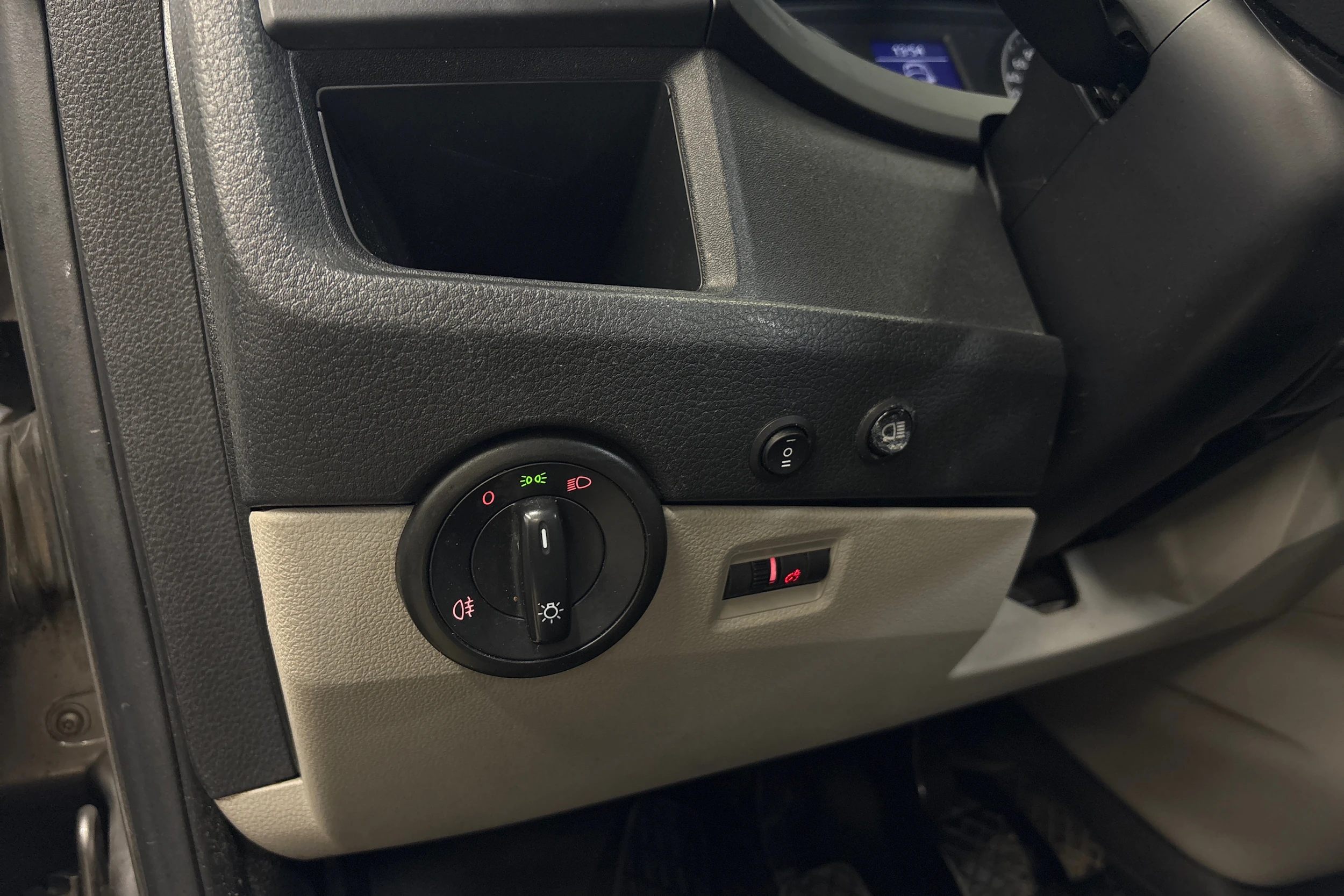 beige Volkswagen Transporter 2017 kuva 12.