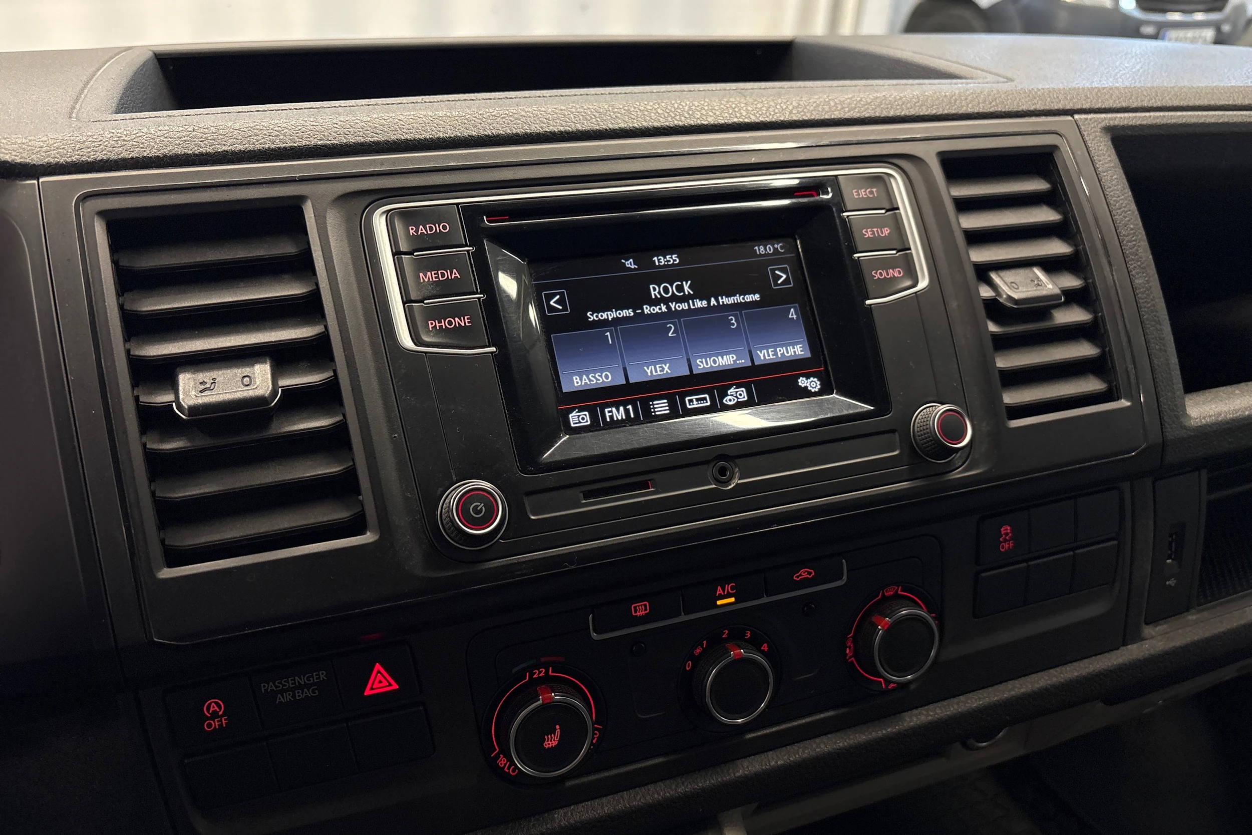 beige Volkswagen Transporter 2017 kuva 13.