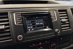 beige Volkswagen Transporter 2017 kuva 14.