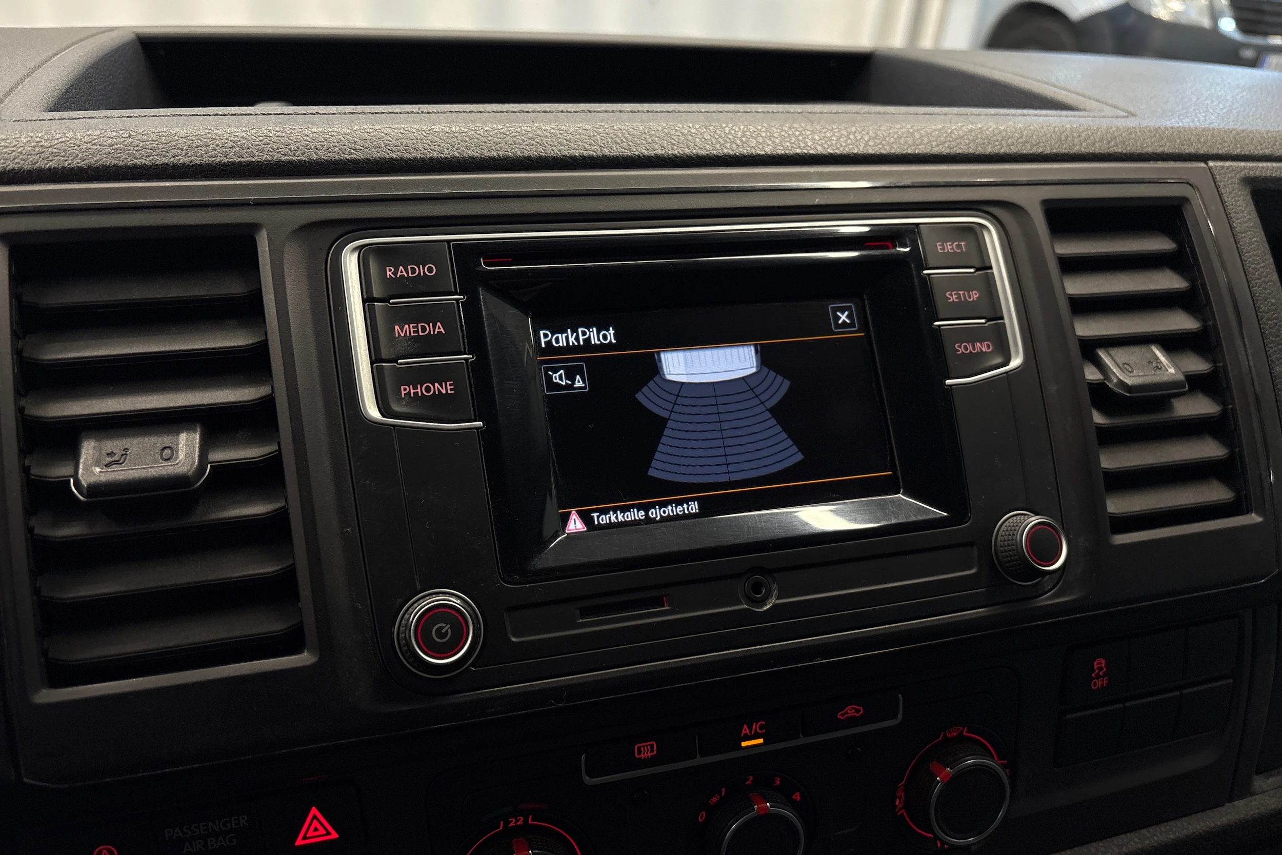 beige Volkswagen Transporter 2017 kuva 15.