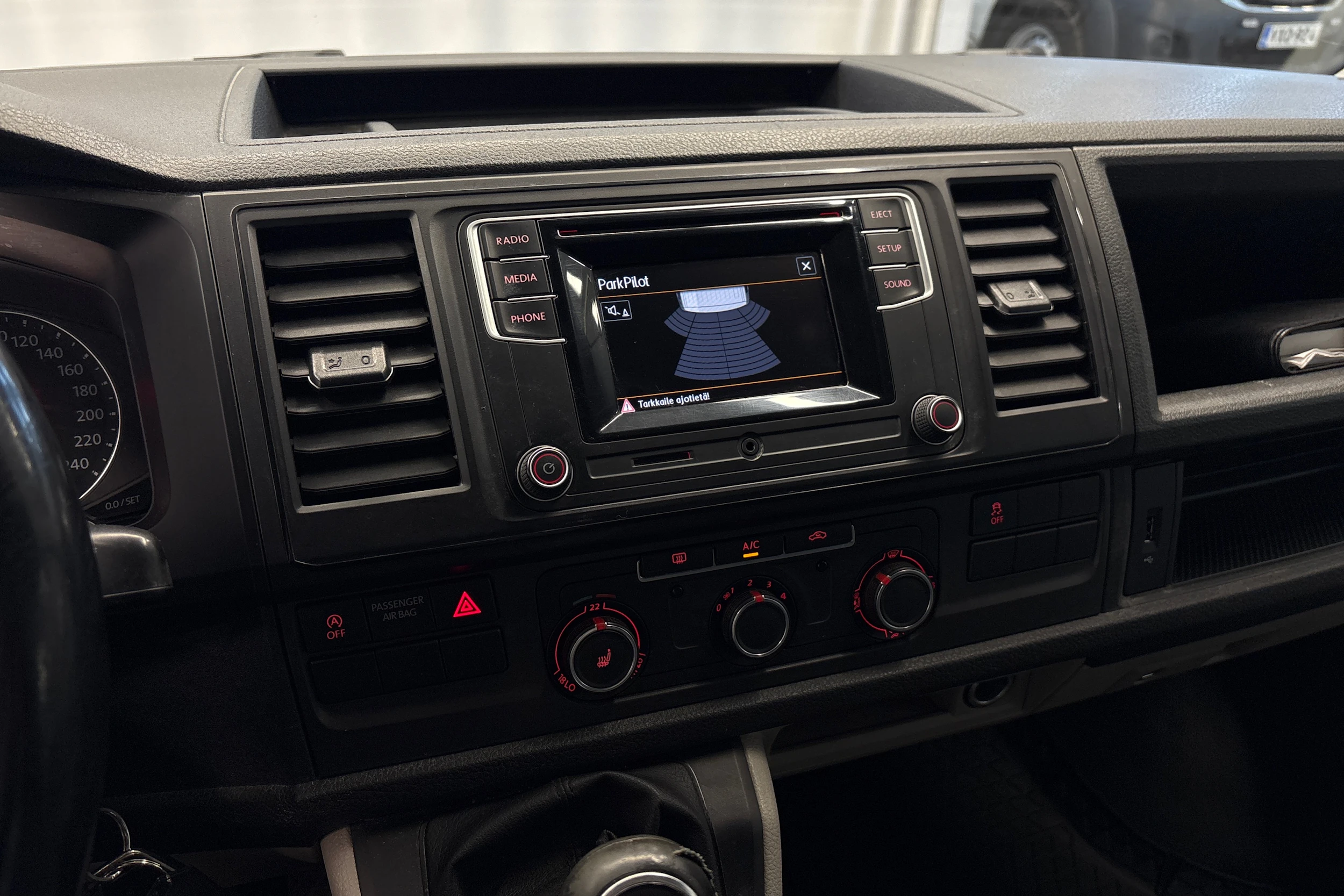 beige Volkswagen Transporter 2017 kuva 16.