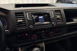 beige Volkswagen Transporter 2017 kuva 16.