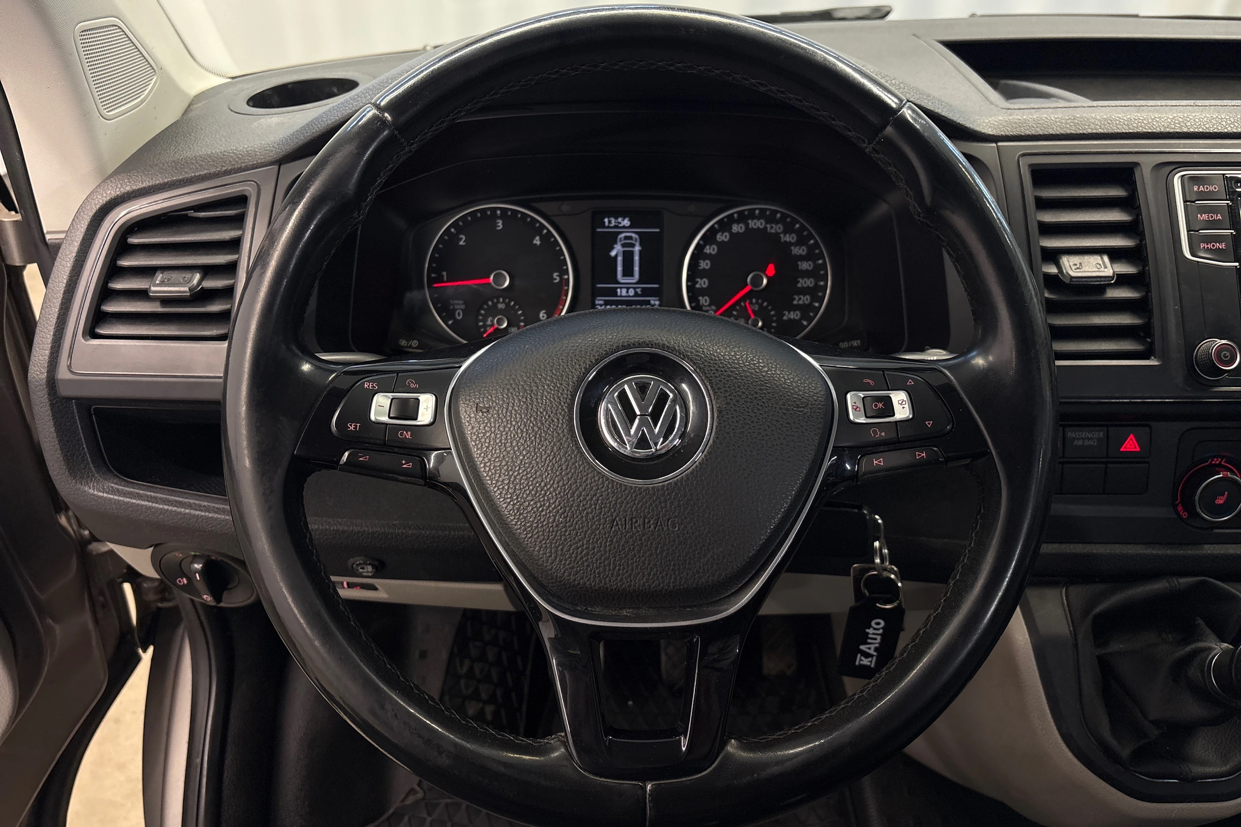 beige Volkswagen Transporter 2017 kuva 17.