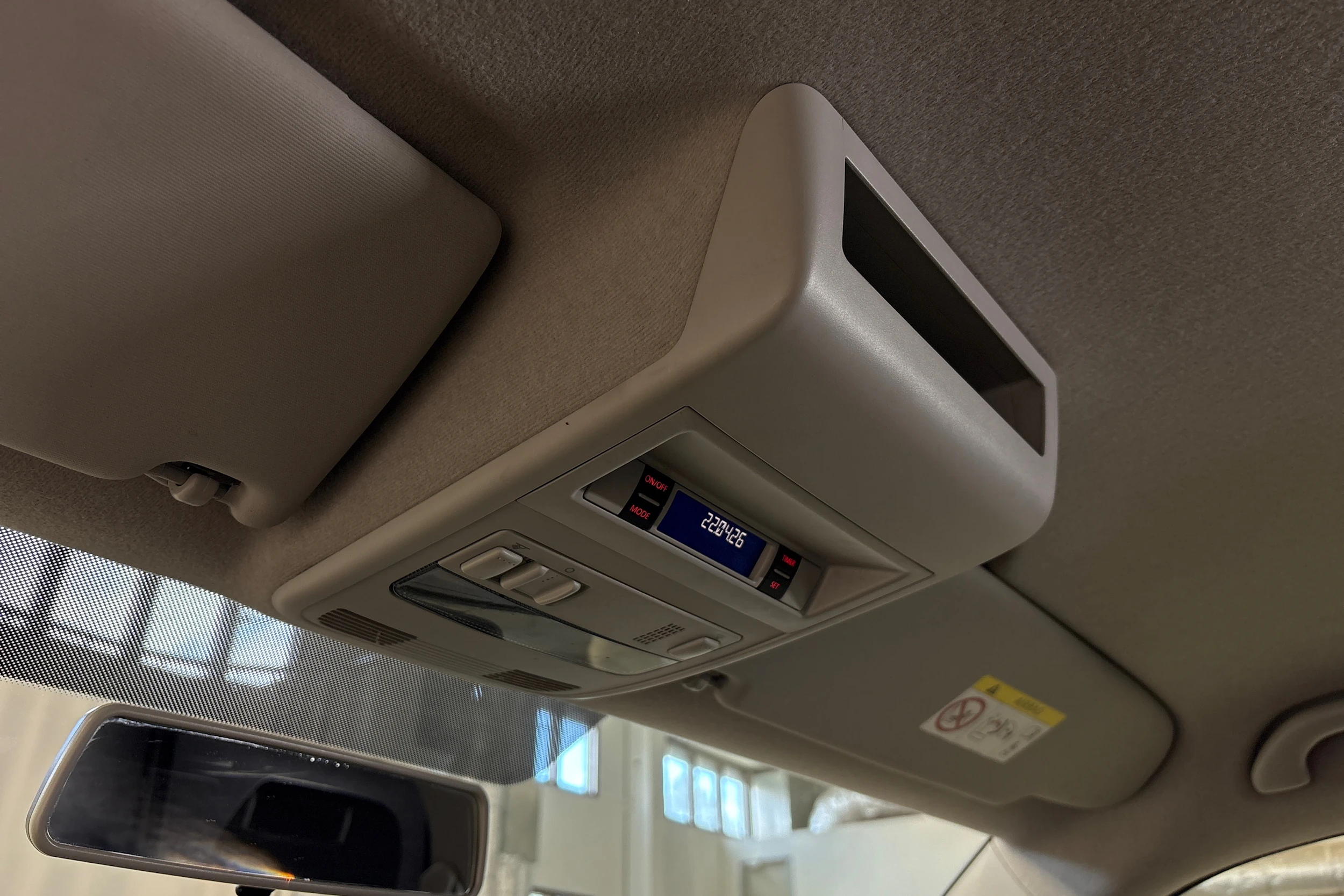 beige Volkswagen Transporter 2017 kuva 18.