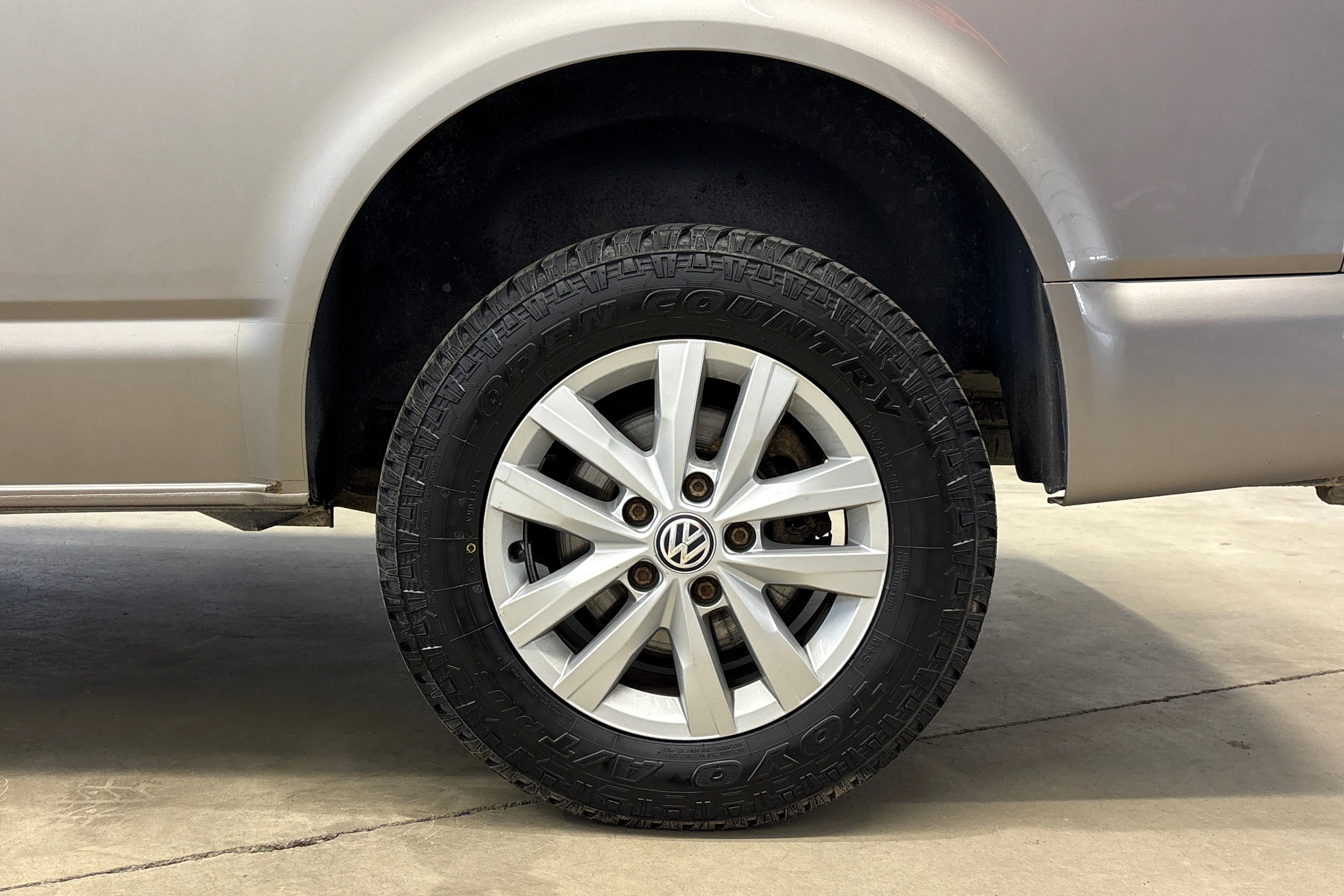 beige Volkswagen Transporter 2017 kuva 19.