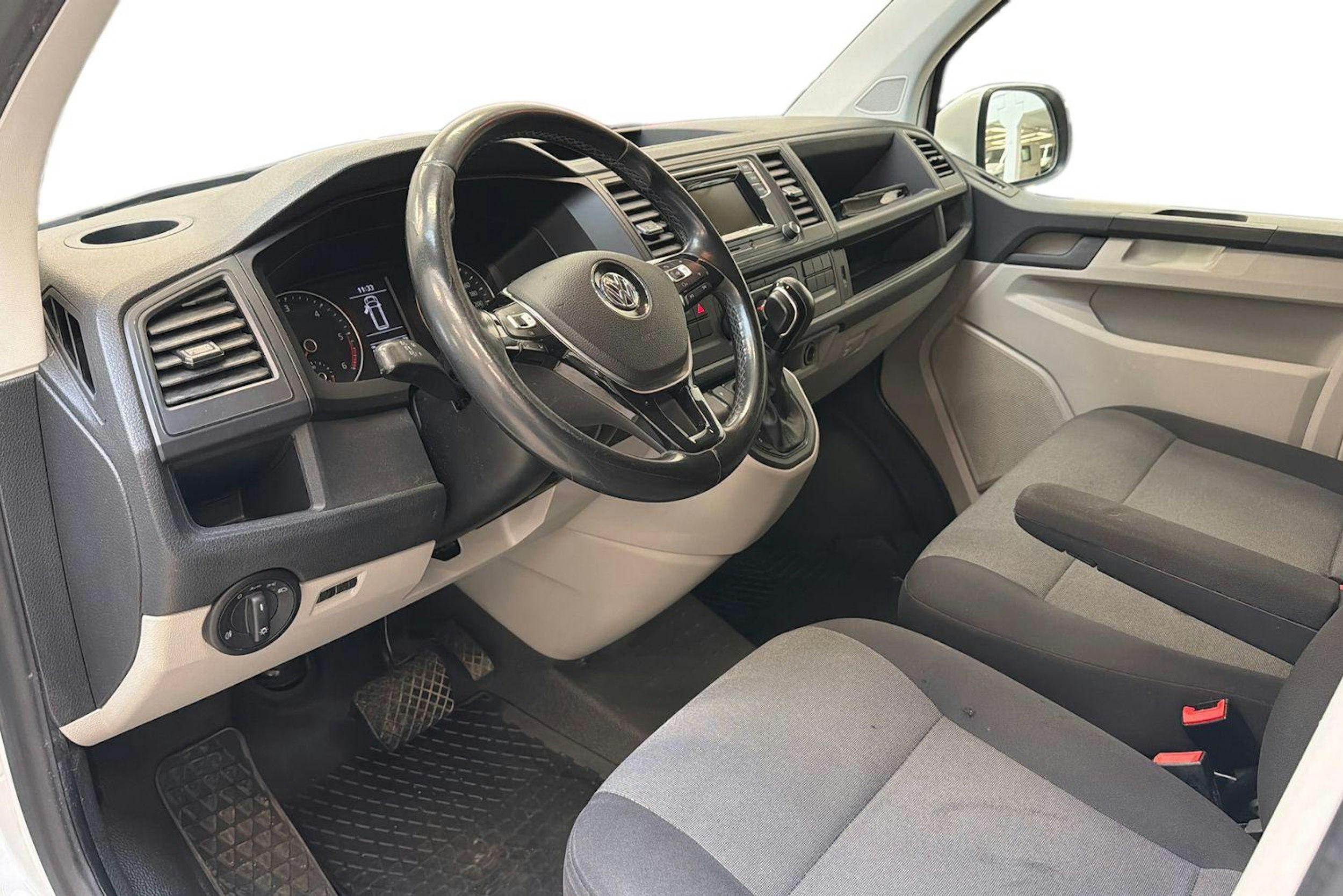 valkoinen Volkswagen Transporter 2017 kuva 8.