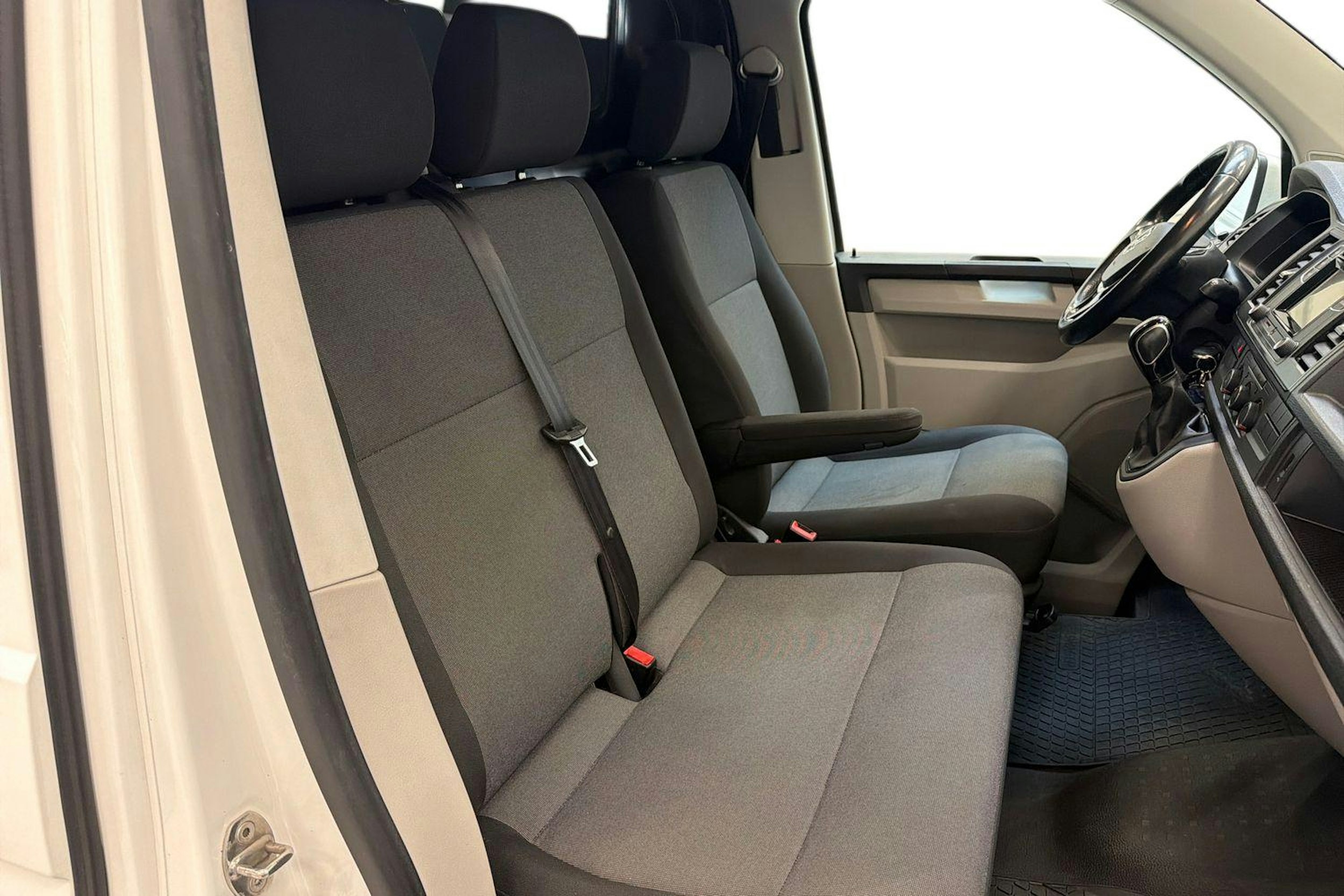 valkoinen Volkswagen Transporter 2017 kuva 11.