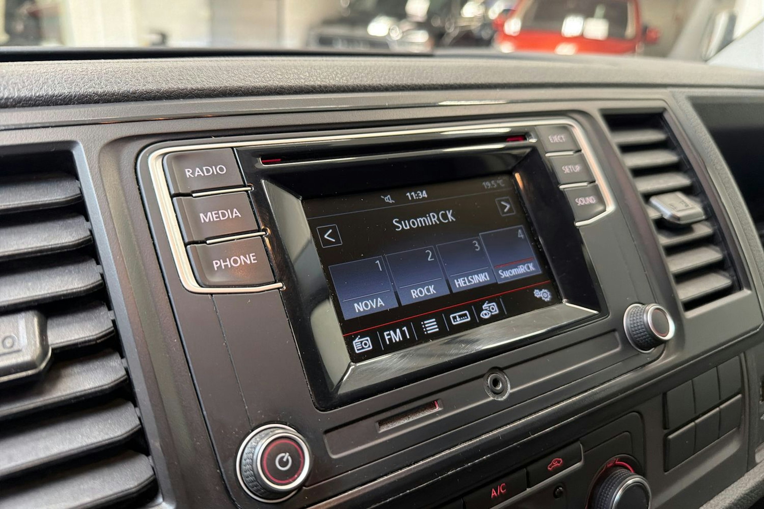 valkoinen Volkswagen Transporter 2017 kuva 15.