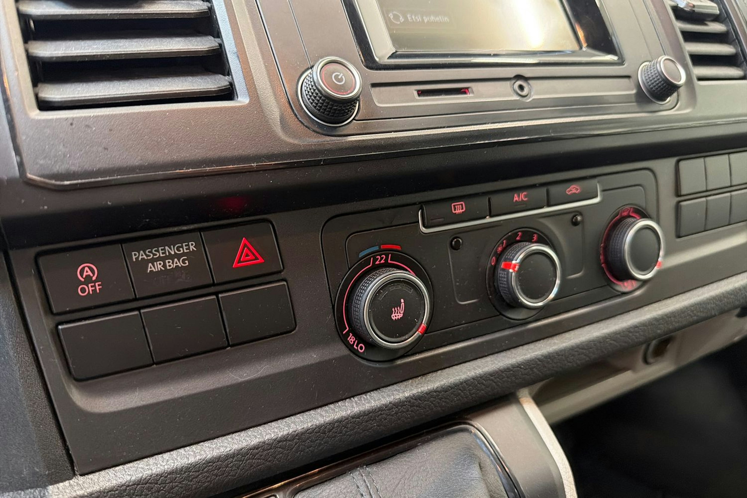 valkoinen Volkswagen Transporter 2017 kuva 17.