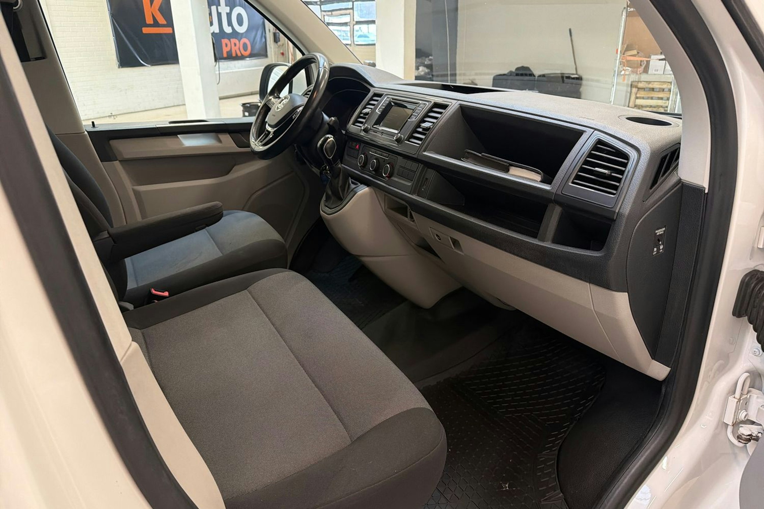 valkoinen Volkswagen Transporter 2017 kuva 20.