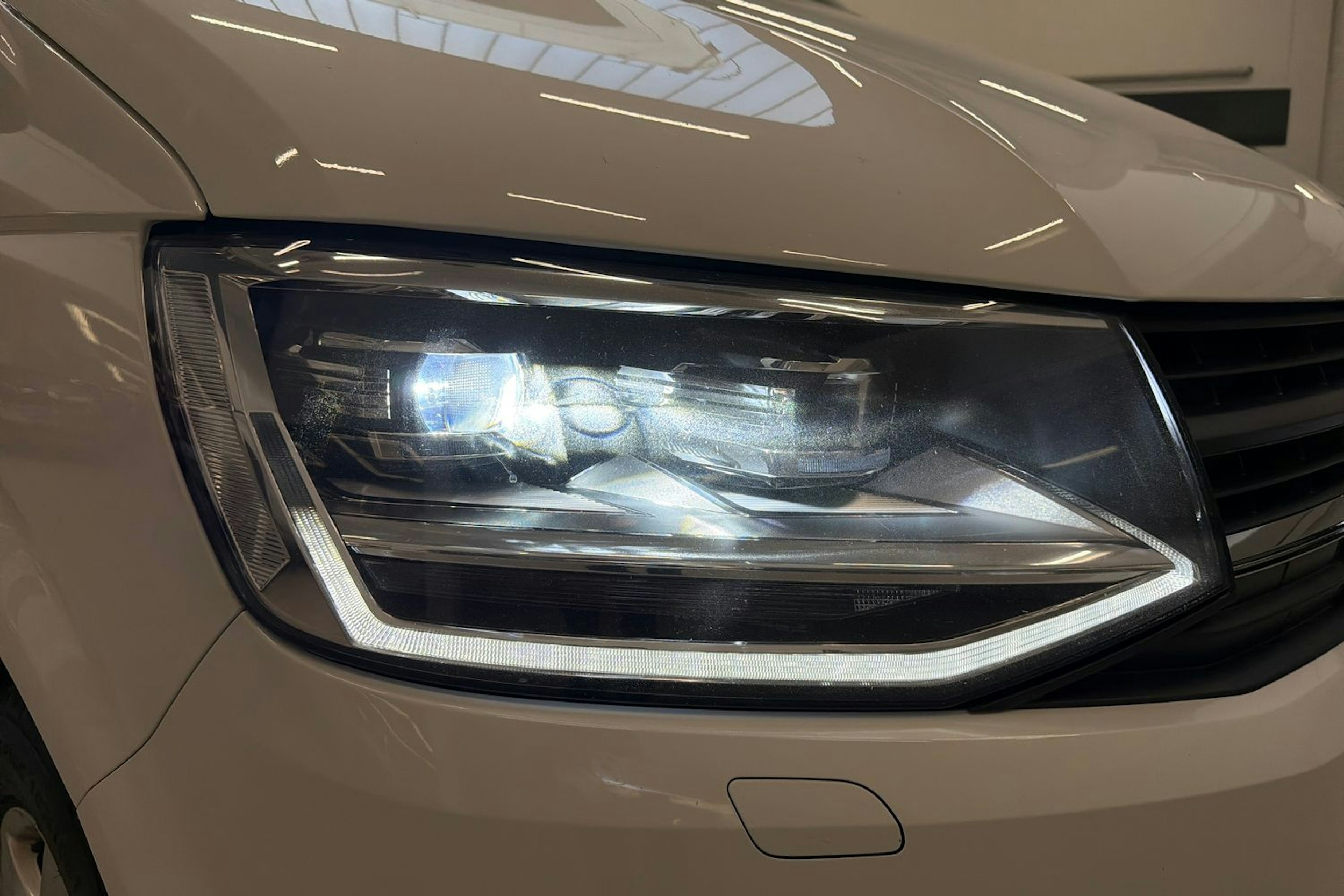 valkoinen Volkswagen Transporter 2017 kuva 21.